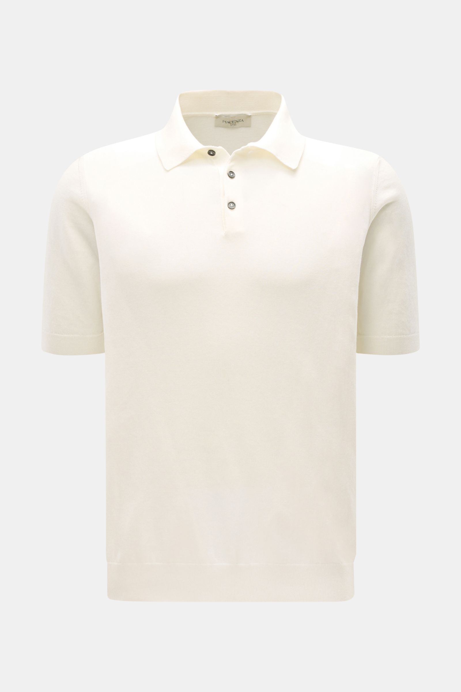 Piacenza 1733 Kurzarm-Strickpolo offwhite in Slim Fit, feiner Baumwollstrick, weicher Griff, Polokragen, Drei-Knopf-Leiste, Rippbündchen, frontal fotografiert.