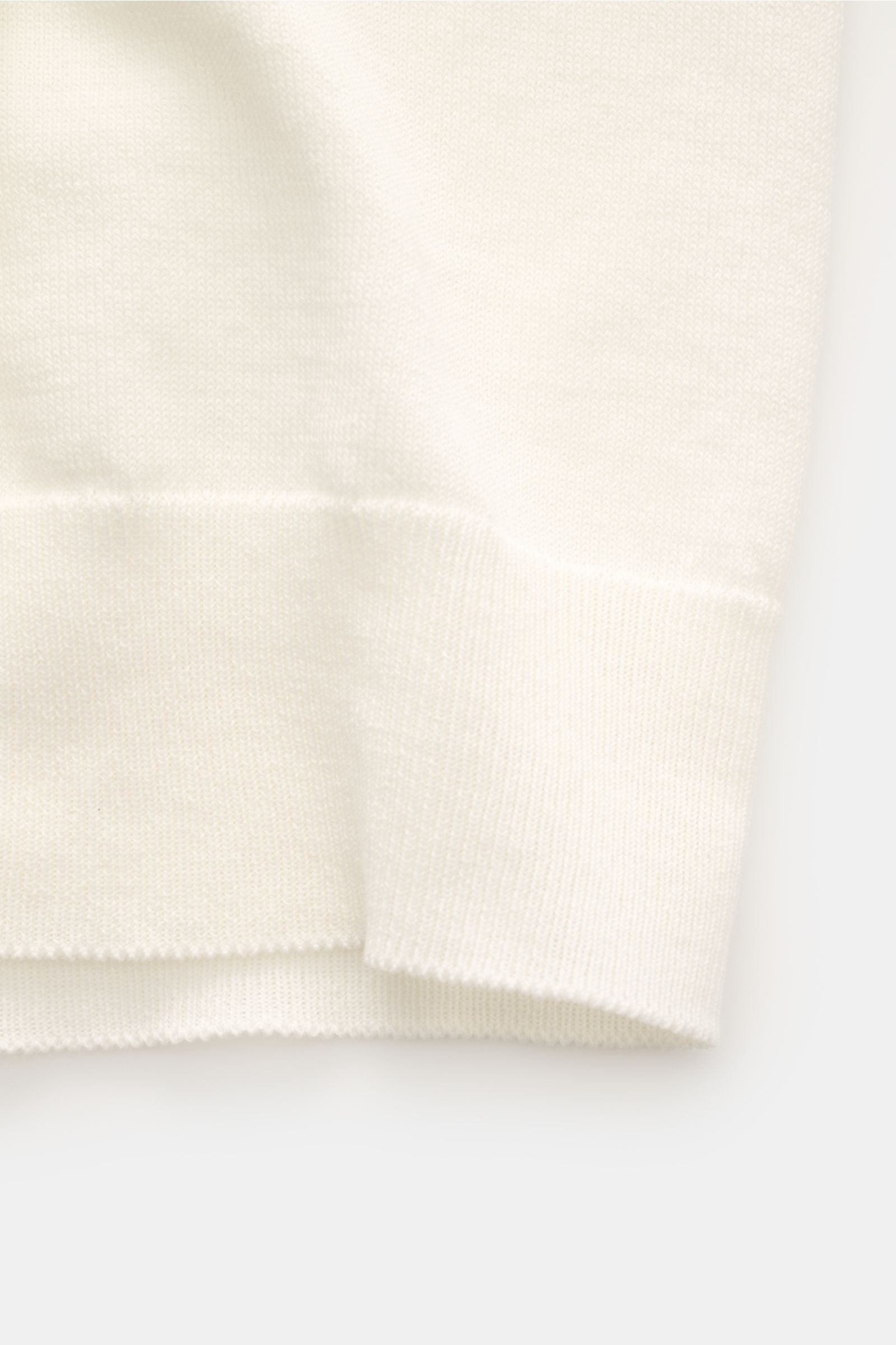 Piacenza 1733 Kurzarm-Strickpolo offwhite, Detailaufnahme des weichen Feinstricks mit Rippbündchen aus reiner Baumwolle, Slim Fit