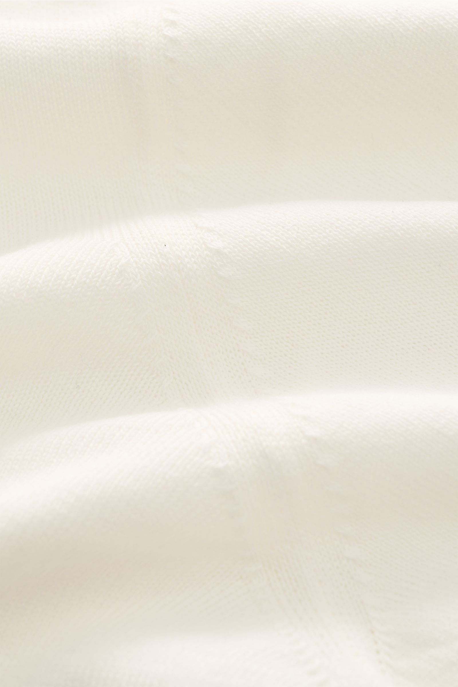 Piacenza 1733 Kurzarm-Strickpolo offwhite aus feiner Baumwolle, Slim Fit, Polokragen, Drei-Knopf-Leiste, Rippbündchen, Detailaufnahme Stoffstruktur.