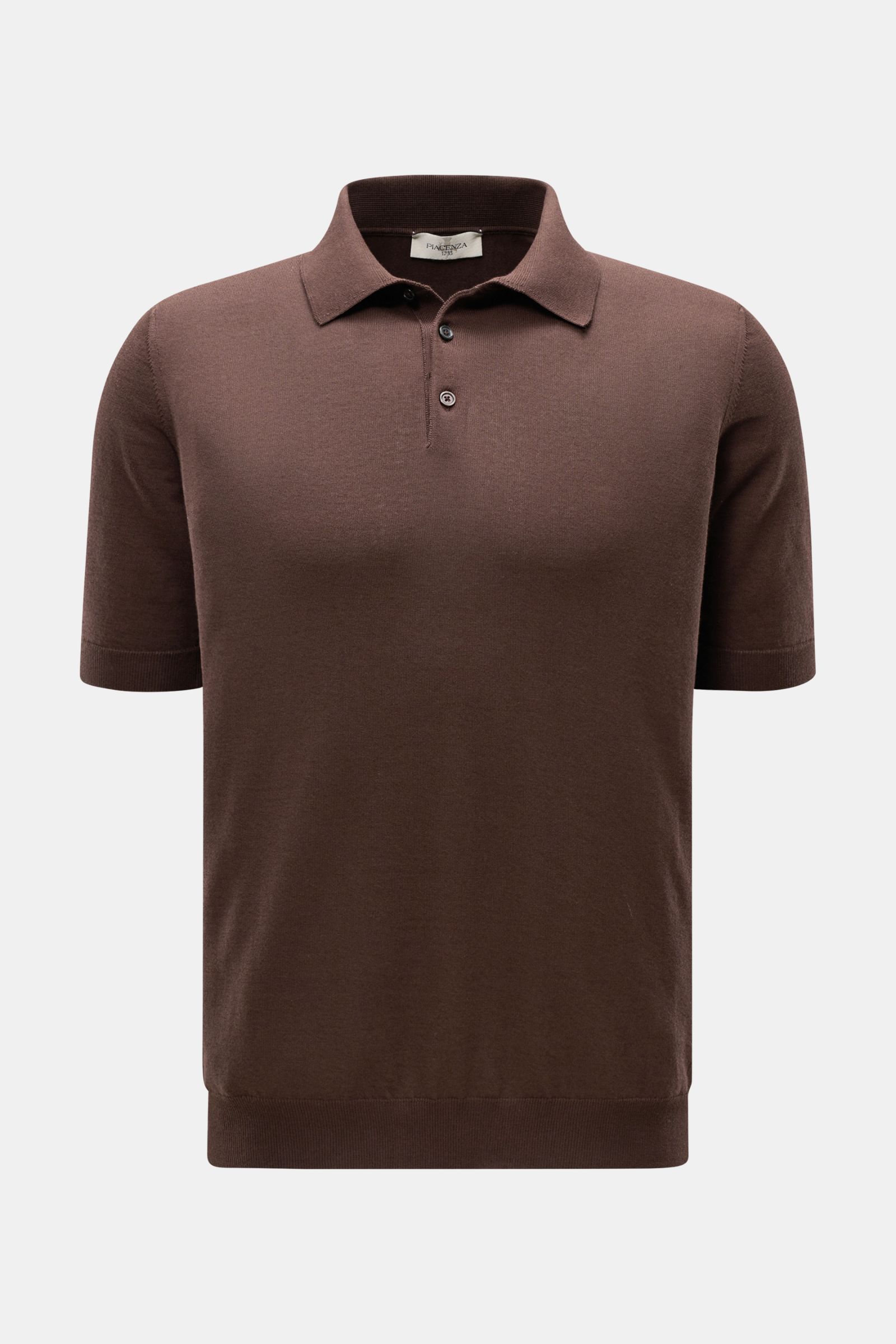 Piacenza 1733 Kurzarm-Strickpolo dunkelbraun, frontal fotografiert, Slim Fit, feiner Baumwollfeinstrick, Polokragen, Drei-Knopf-Leiste, Rippbündchen, weich.