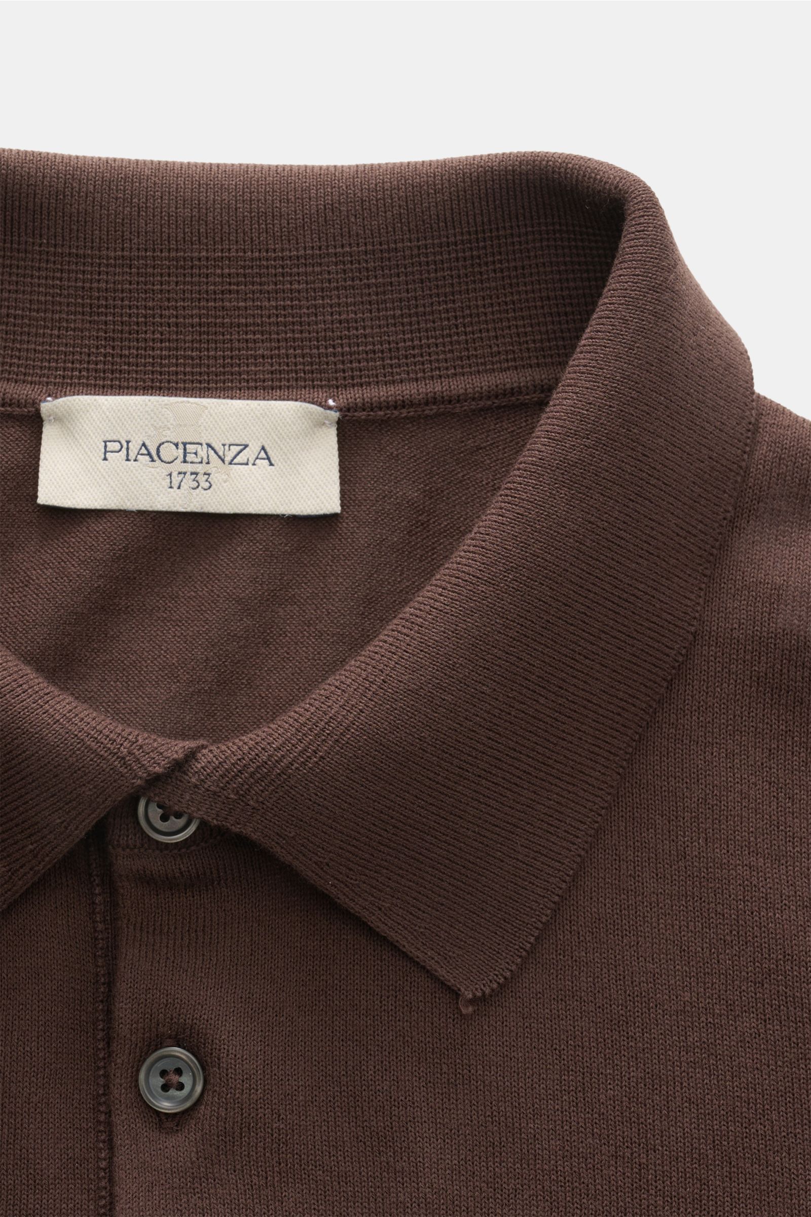 Piacenza 1733 Kurzarm-Strickpolo dunkelbraun, feiner Baumwollfeinstrick, Slim Fit, Polokragen, Drei-Knopf-Leiste, Detailaufnahme frontal.