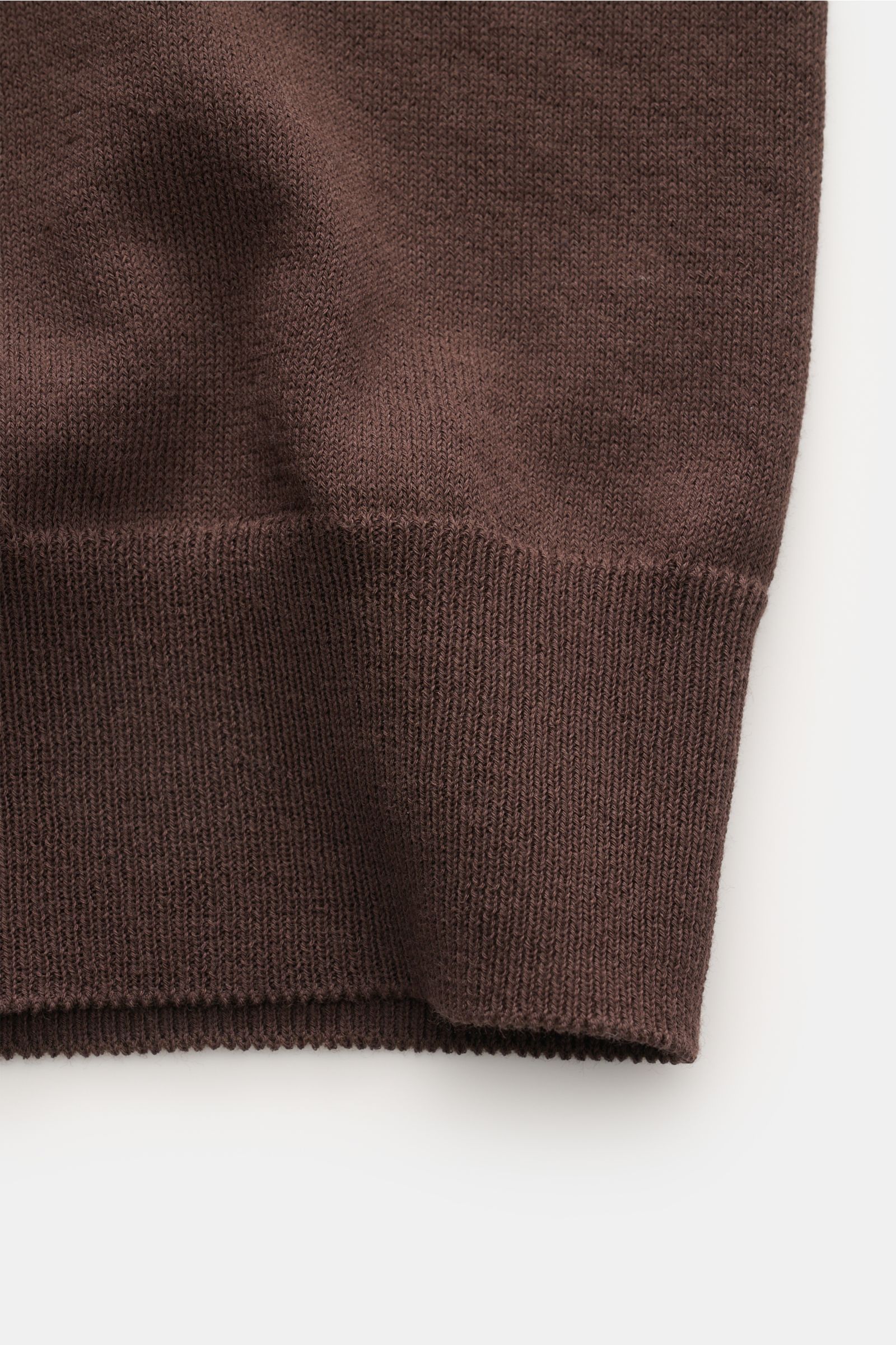 Nahaufnahme des dunkelbraunen Piacenza 1733 Kurzarm-Strickpolos aus feiner Baumwolle, Slim Fit mit Rippbündchen, aus schräger Perspektive fotografiert.