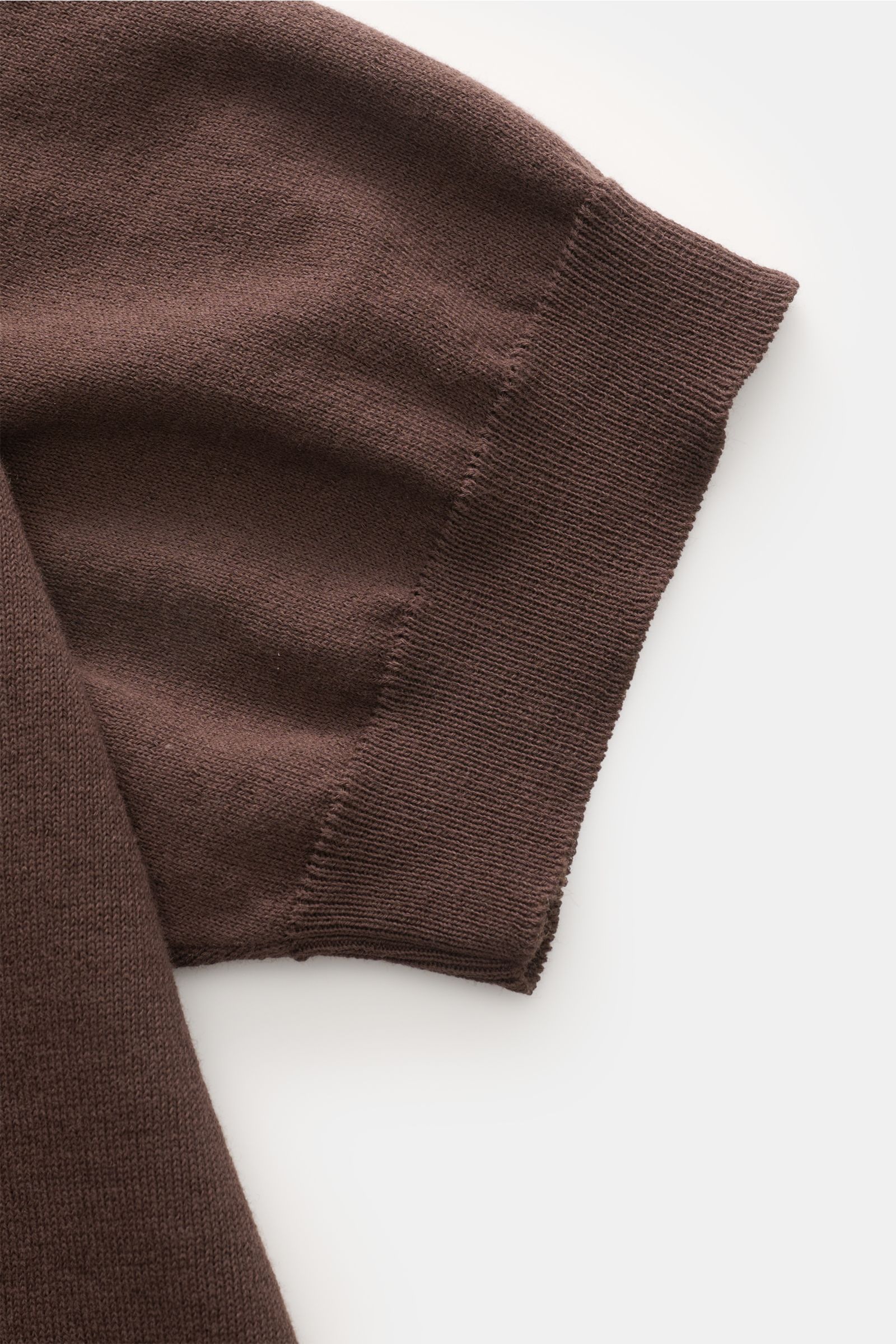 Nahaufnahme des dunkelbraunen Piacenza 1733 Kurzarm-Strickpolo von oben, zeigt weichen Feinstrick, Slim Fit, Polokragen, Drei-Knopf-Leiste und Rippbündchen.