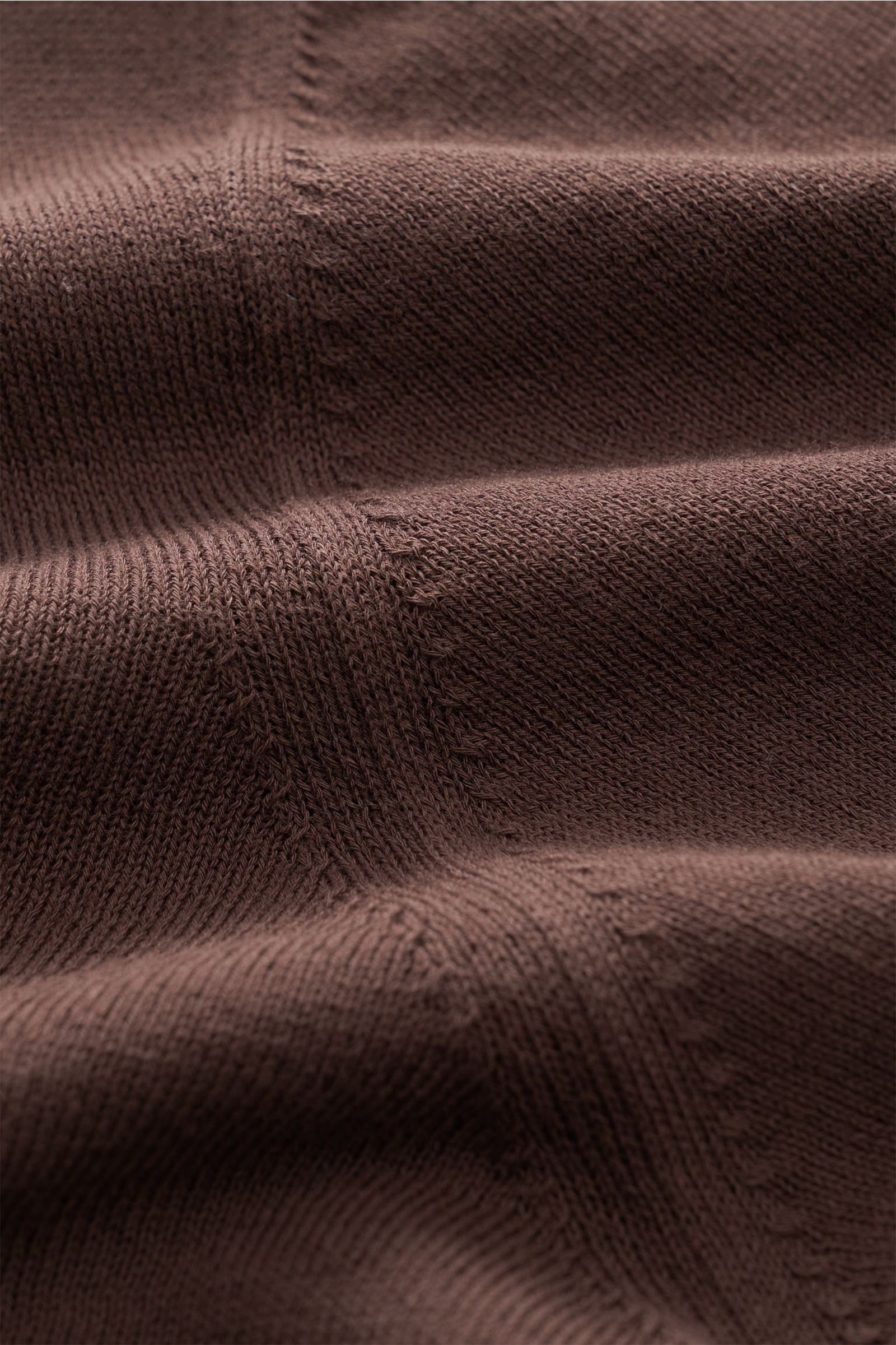 Nahaufnahme des feinen Strickmusters des Piacenza 1733 Kurzarm-Strickpolo dunkelbraun aus reiner Baumwolle, Slim Fit, Polokragen, Drei-Knopf-Leiste, Rippbündchen, leicht und weich.