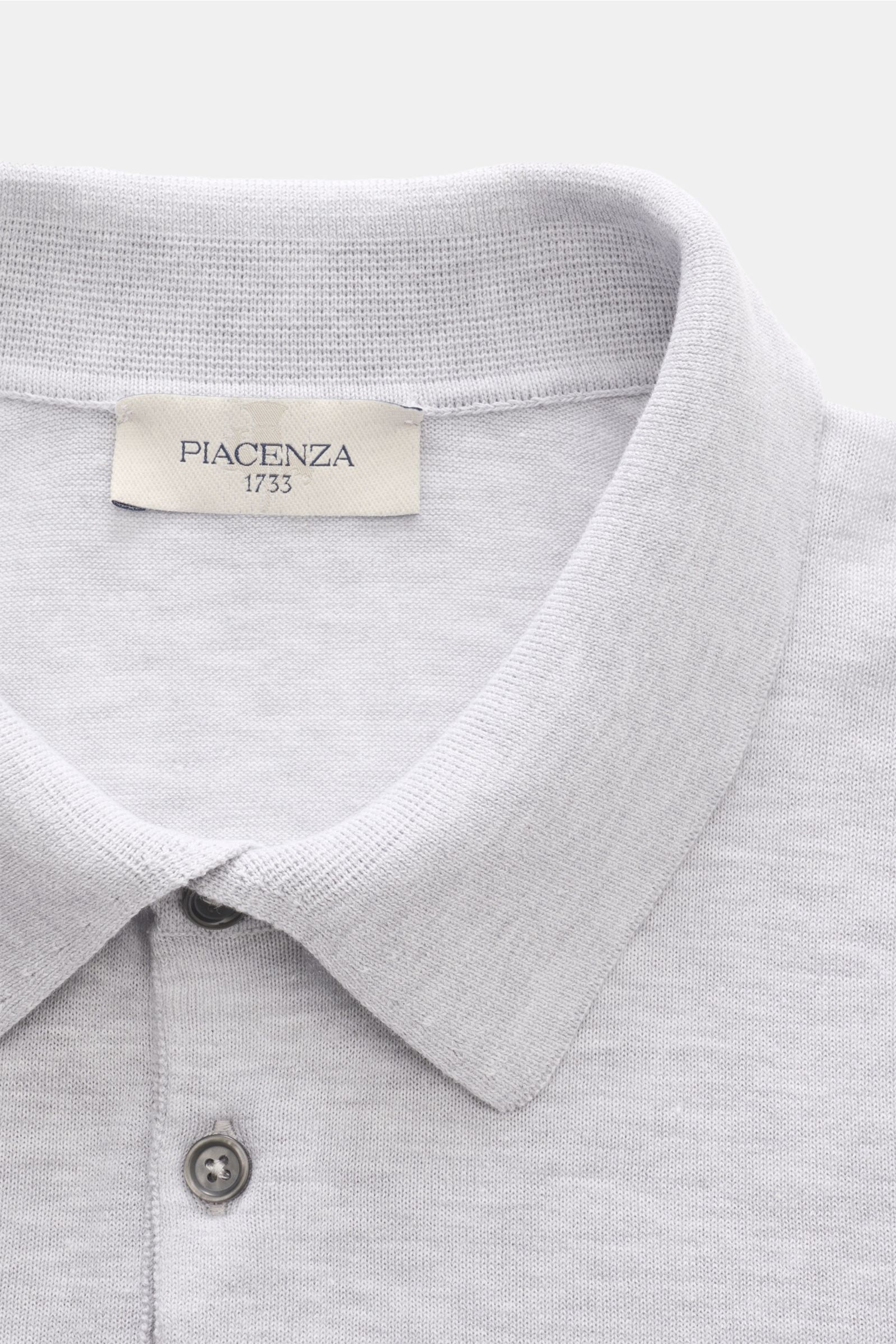 Piacenza 1733 Kurzarm-Strickpolo hellgrau meliert, Detailaufnahme von oben, feinstrick Baumwolle, Slim Fit, Polokragen, 3 Knöpfe.