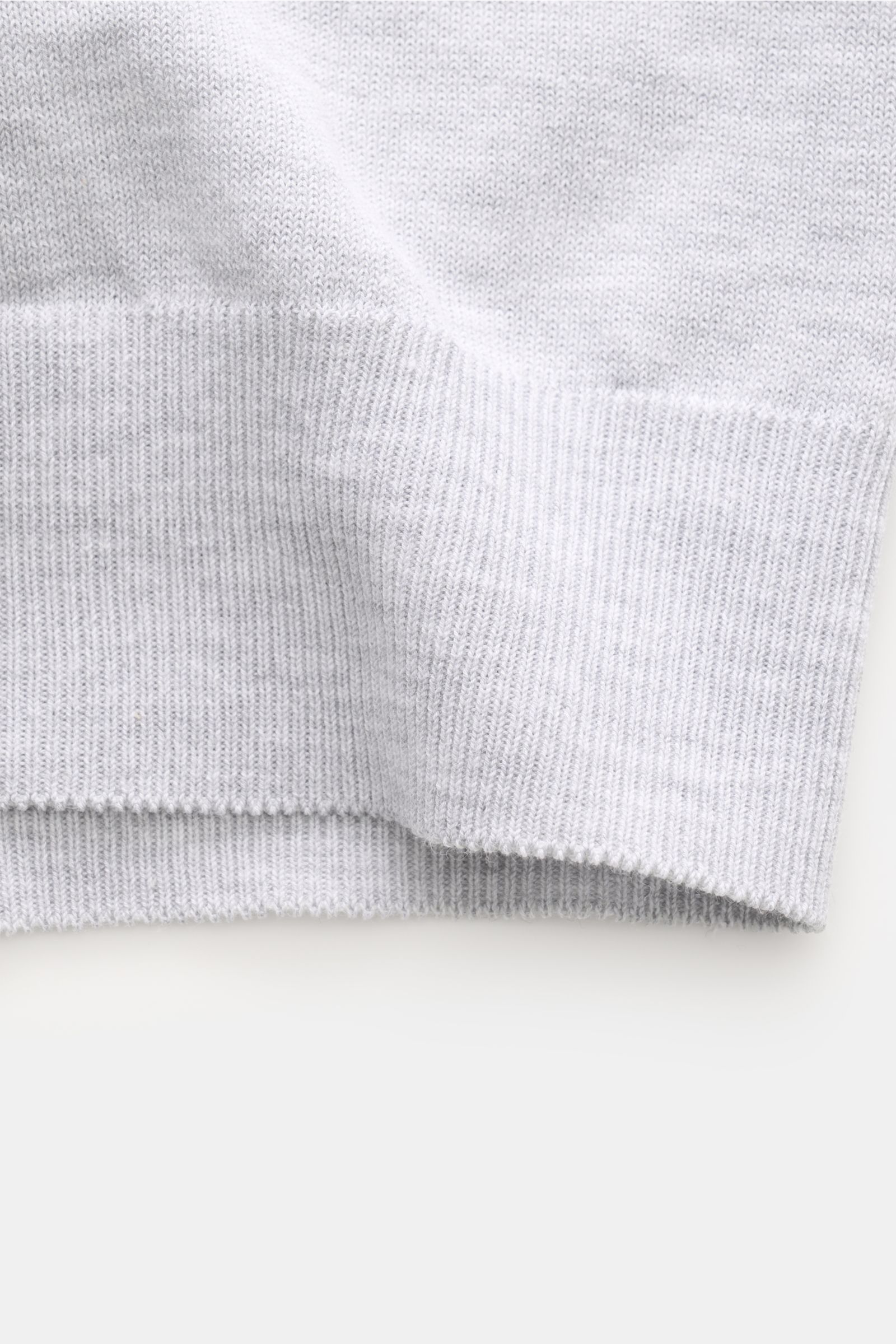 Piacenza 1733 Kurzarm-Strickpolo hellgrau meliert, Feinstrick aus Baumwolle, Slim Fit, Polokragen, Drei-Knopf-Leiste, Rippbündchen, Detailansicht Bündchen.