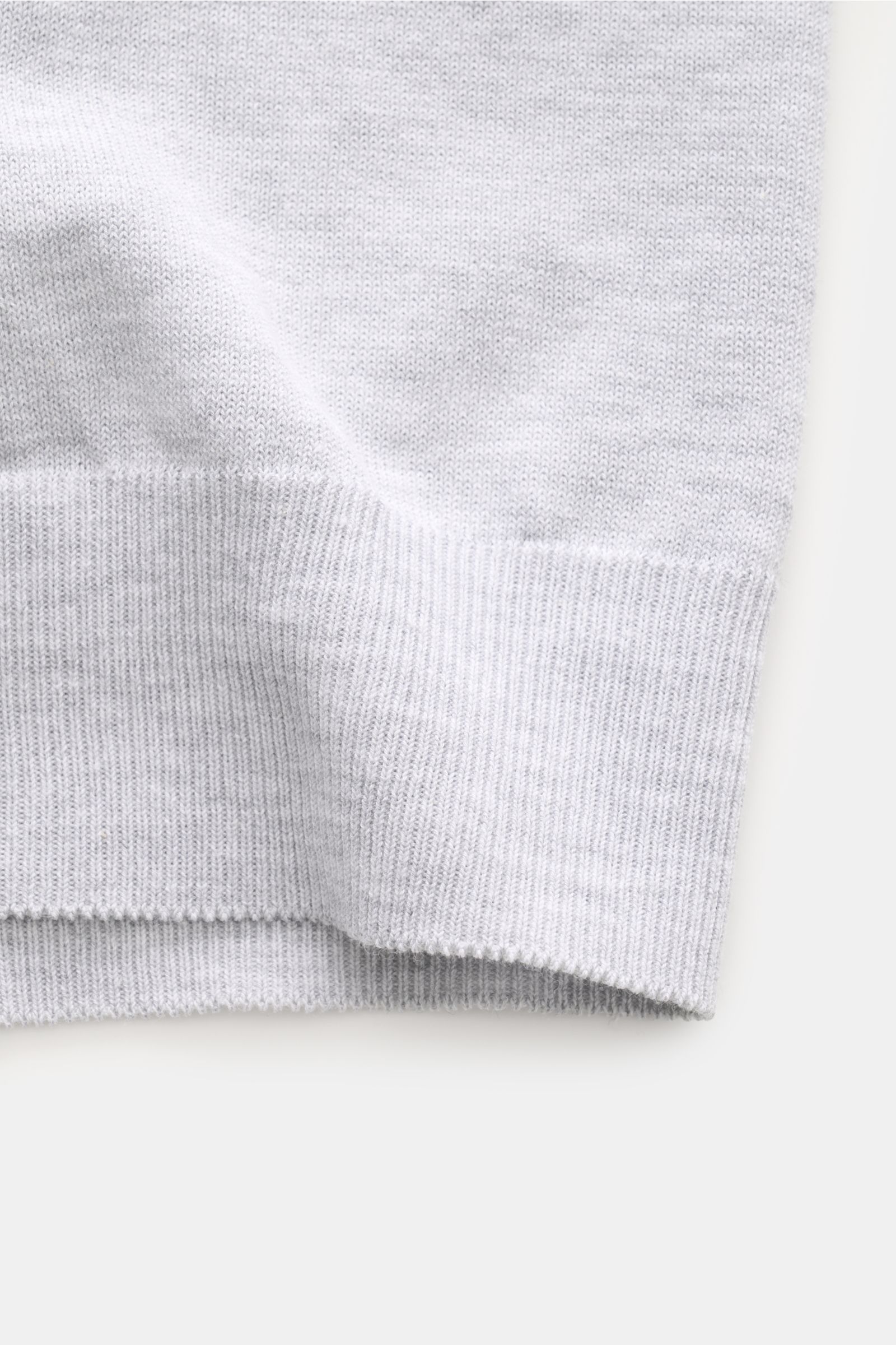 Piacenza 1733 Kurzarm-Strickpolo hellgrau meliert, Detailaufnahme der komfortablen Rippbündchen aus feiner Baumwolle.
