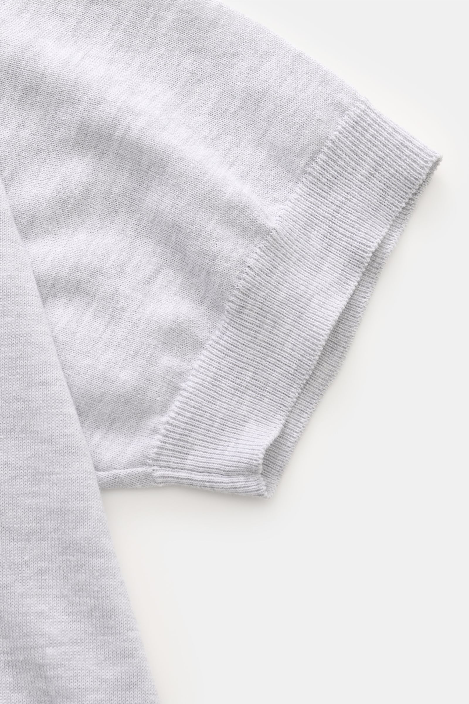 Piacenza 1733 Kurzarm-Strickpolo hellgrau meliert, Detailaufnahme der Ärmelrippbündchen aus feiner Baumwolle in Slim Fit, weicher Griff.