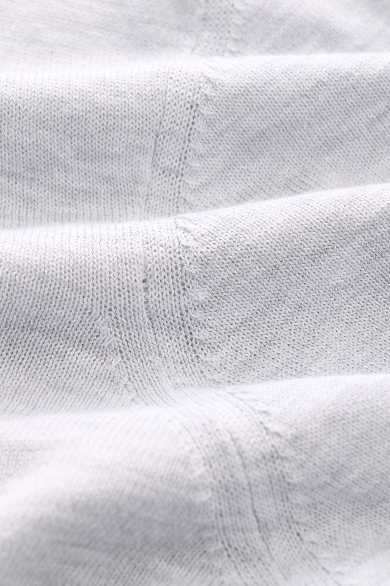 Nahaufnahme des feinstrickigen Materials vom Piacenza 1733 Kurzarm-Strickpolo hellgrau meliert in leichter Baumwollqualität mit weichem Griff.