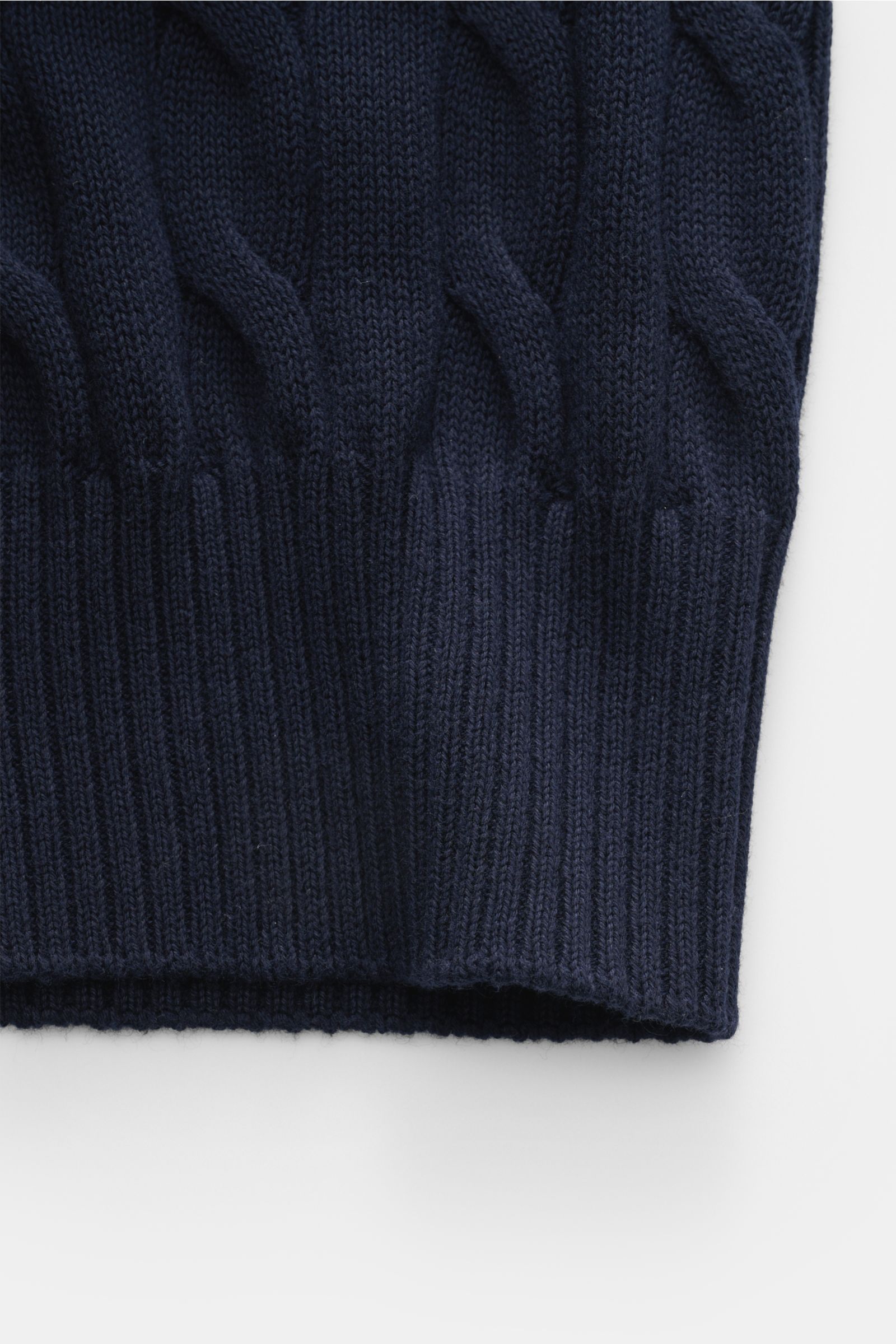 Close-up top-down view of navy cable knit pattern and ribbed hem on Gran Sasso Short sleeve knit polo shirt navy.

Perfect for hot days: This short sleeve knit polo by GRAN SASSO in an exclusive design for BRAUN HAMBURG is made of comfortable cotton fa