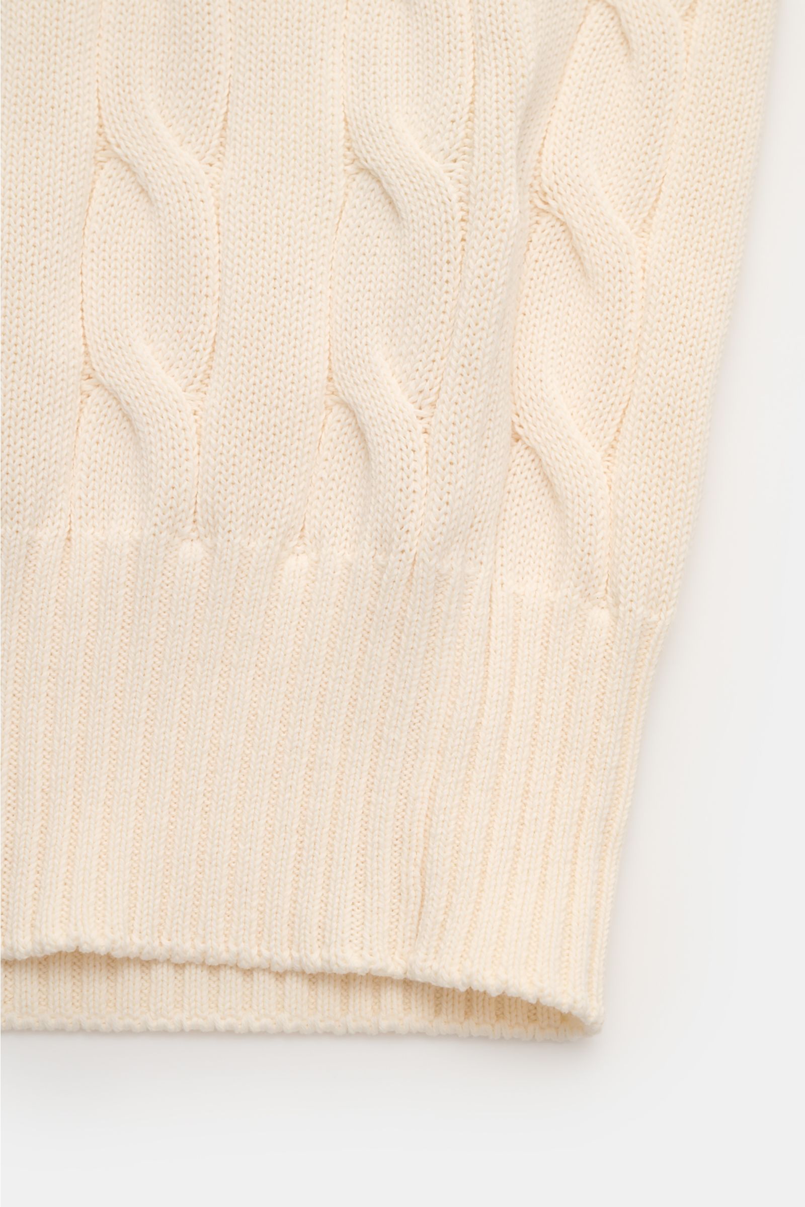 Close-up front view of the Gran Sasso Kurzarm-Strickpolo creme showing its classic cable knit pattern and ribbed hem, ideal for warm days with soft pure cotton, slim fit, classic polo collar, and flexible rib cuffs.