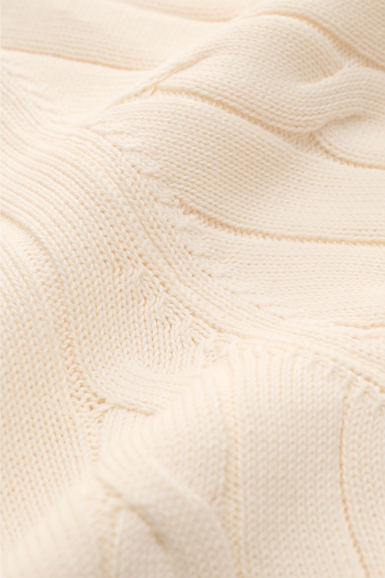 Close-up front view of Gran Sasso Kurzarm-Strickpolo creme showing its classic cable knit pattern and soft cotton texture.

Ideal für warme Tage: Das Kurzarm-Strickpolo von GRAN SASSO in exklusiver Fertigung für BRAUN HAMBURG überzeugt mit angenehmer B