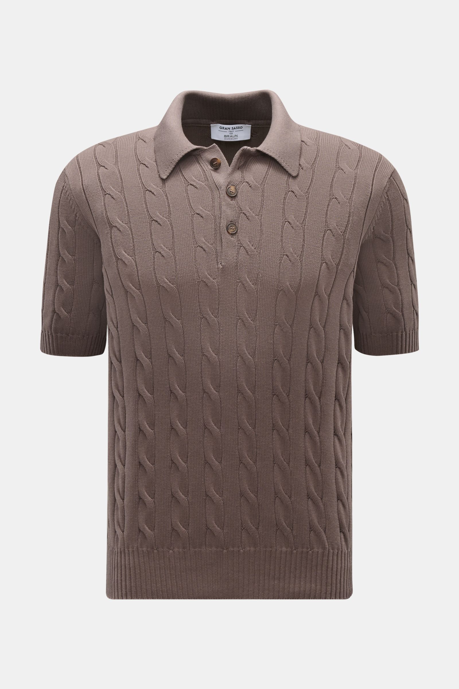 Front view of Gran Sasso Kurzarm-Strickpolo graubraun, a short-sleeve knit polo in soft pure cotton with classic cable knit pattern, slim fit, classic collar, and flexible ribbed cuffs. Ideal for warm days: Das Kurzarm-Strickpolo von GRAN SASSO in exklusi