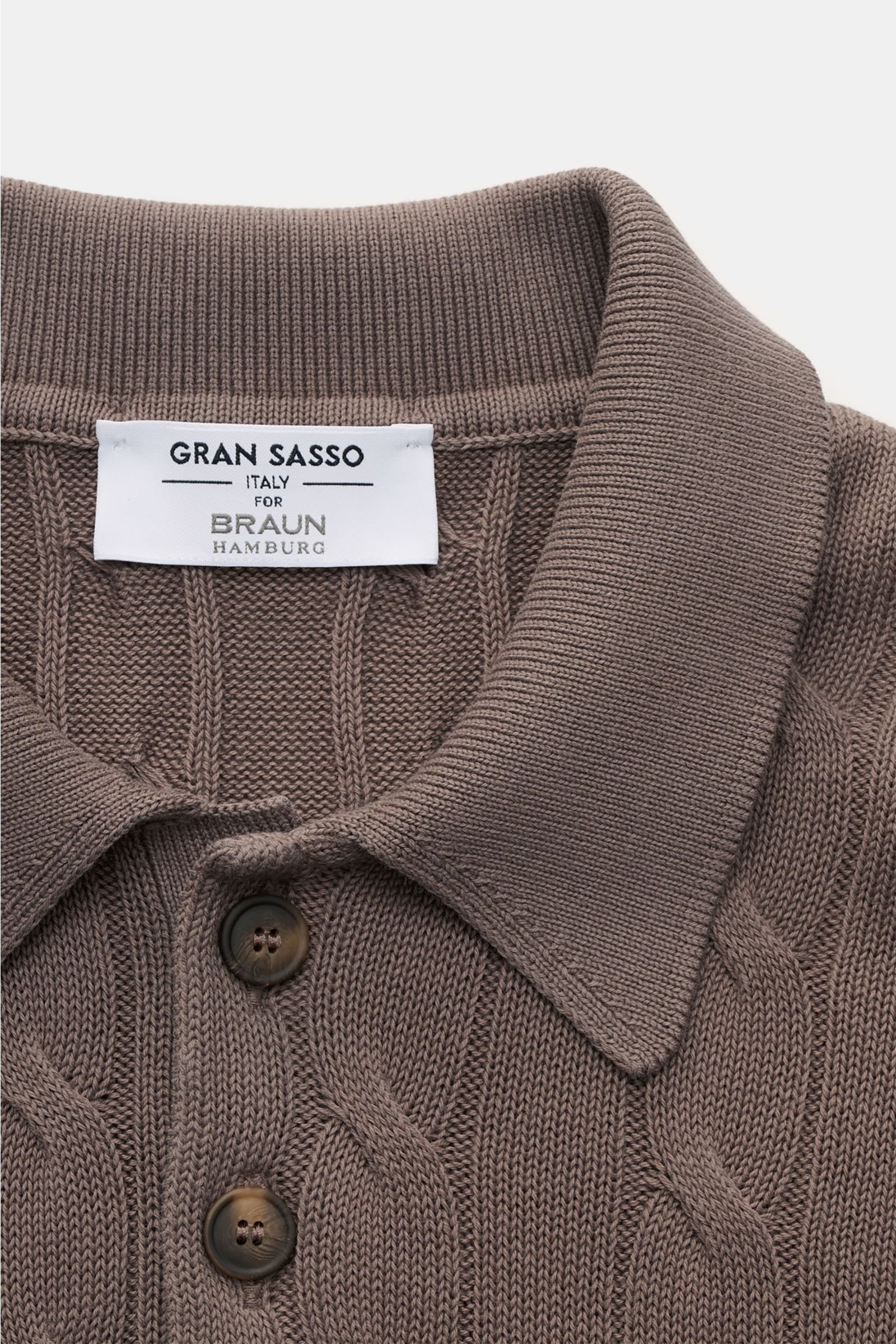 Gran Sasso Kurzarm-Strickpolo graubraun shown from a close-up top-front view, featuring a classic polo collar, button placket, and cable knit pattern. Ideal für warme Tage: Das Kurzarm-Strickpolo von GRAN SASSO in exklusiver Fertigung für BRAUN HAMBURG üb