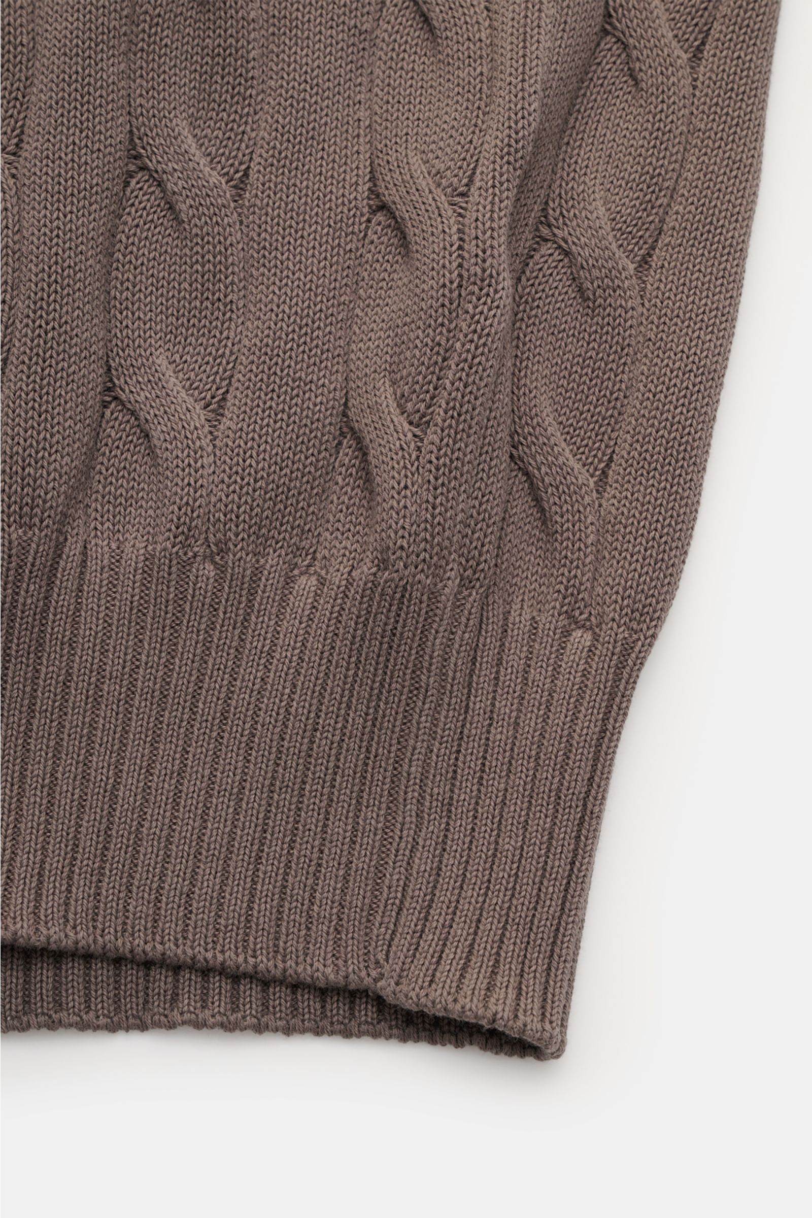 Gran Sasso Kurzarm-Strickpolo graubraun close-up showing classic cable knit pattern and ribbed cuff, photographed from a side angle. Ideal für warme Tage: Das Kurzarm-Strickpolo von GRAN SASSO in exklusiver Fertigung für BRAUN HAMBURG überzeugt mit ang