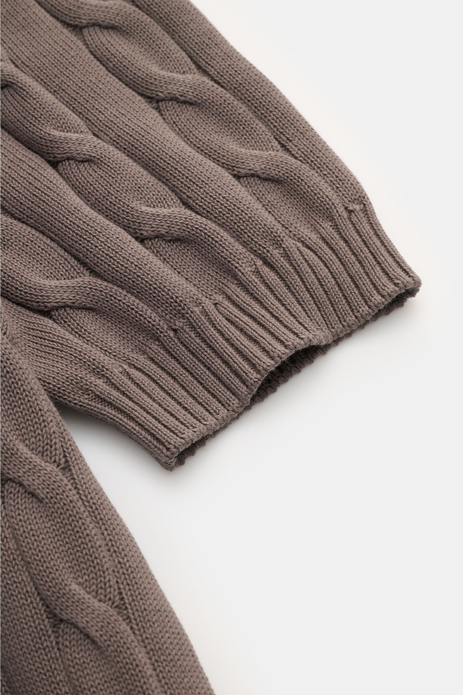 Gran Sasso Kurzarm-Strickpolo graubraun sleeve detail showing classic cable knit pattern and ribbed cuff, photographed from above. Ideal für warme Tage: Das Kurzarm-Strickpolo von GRAN SASSO in exklusiver Fertigung für BRAUN HAMBURG überzeugt mit angenehm