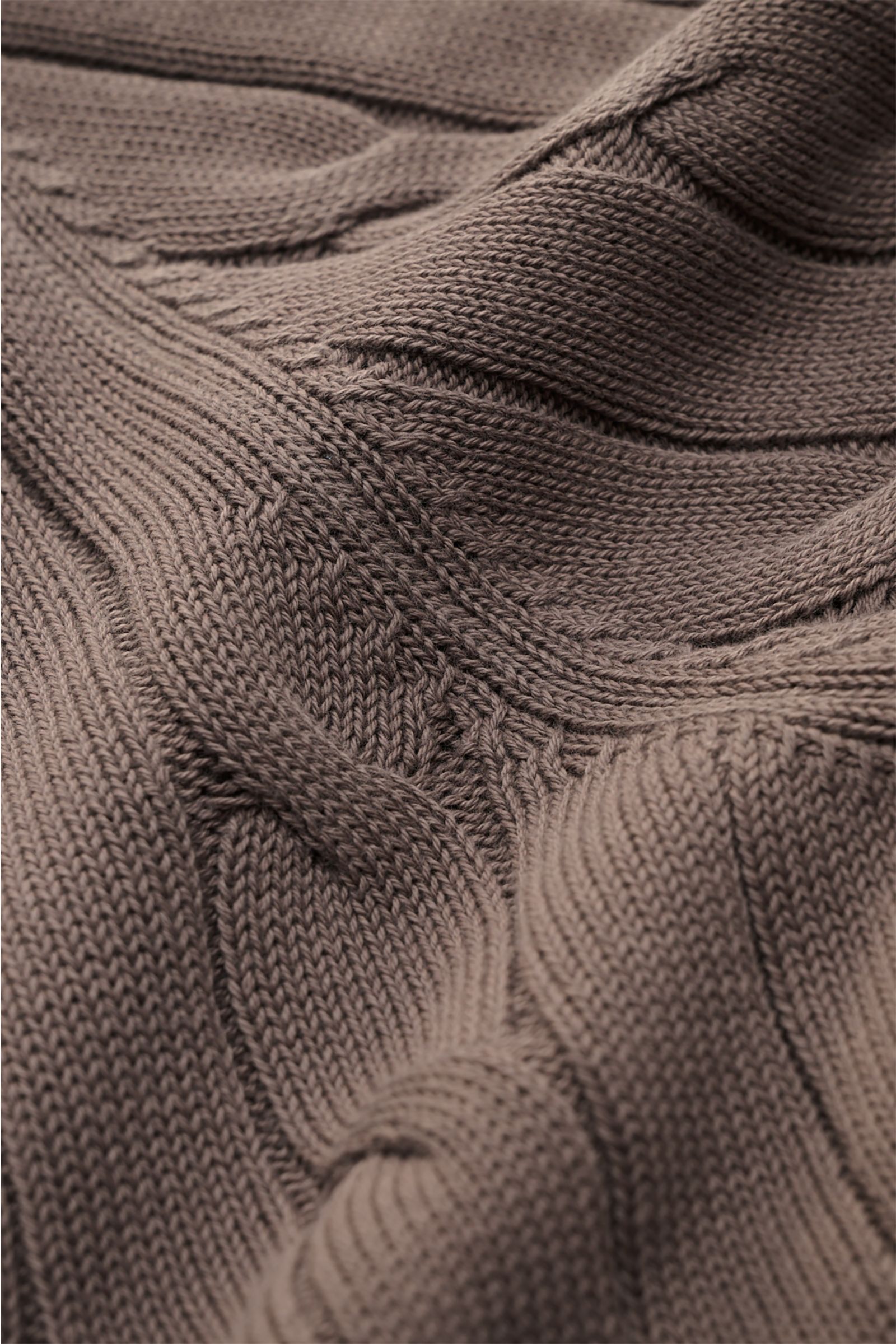 Close-up view of the Gran Sasso Kurzarm-Strickpolo graubraun showing the classic cable knit pattern and soft cotton texture. Ideal für warme Tage: Das Kurzarm-Strickpolo von GRAN SASSO in exklusiver Fertigung für BRAUN HAMBURG überzeugt mit angenehmer Bau