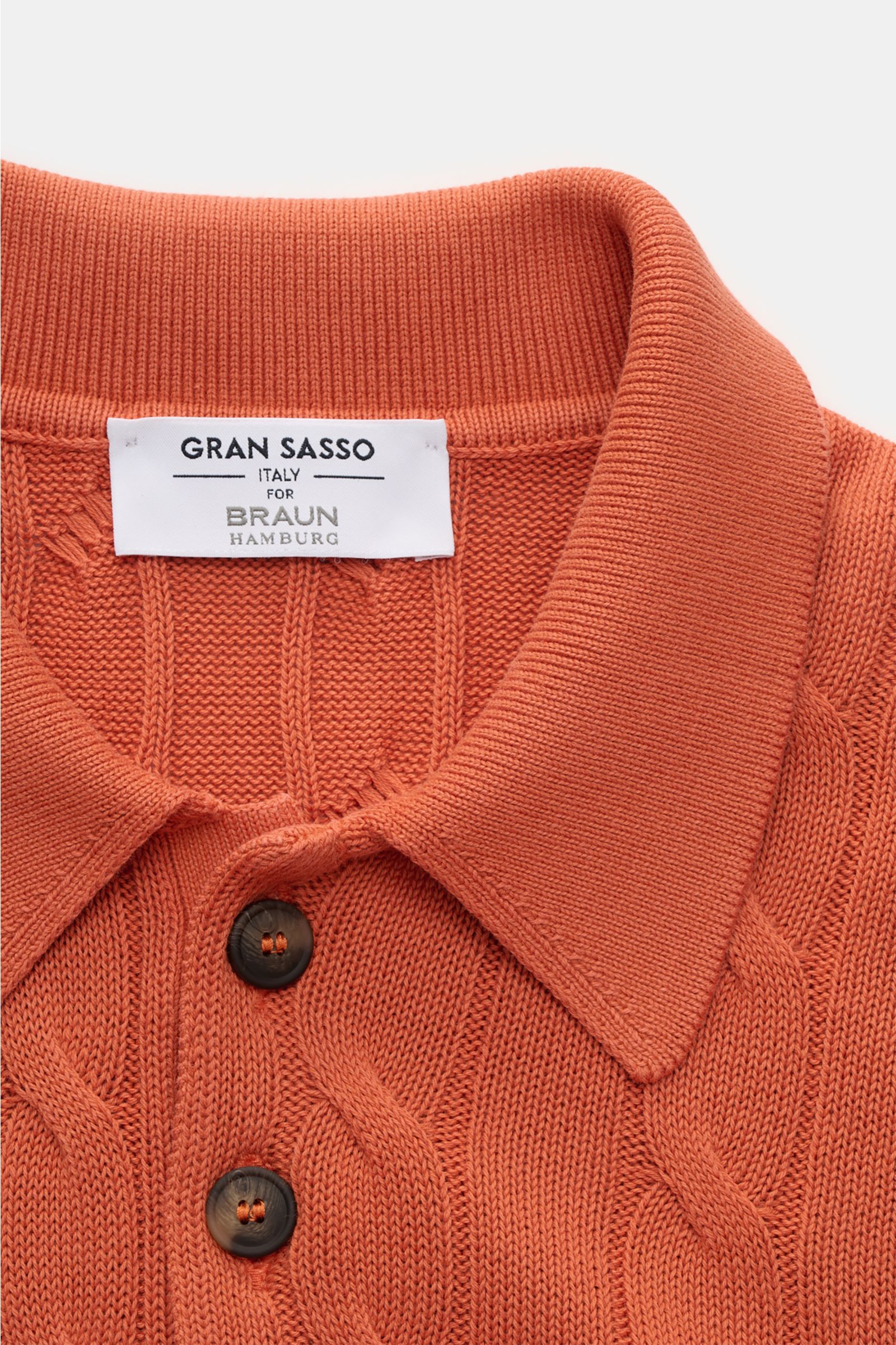 Gran Sasso Kurzarm-Strickpolo orange mit klassischem Polokragen, Zopfstrickmuster und Knopfleiste, Detailaufnahme von oben.