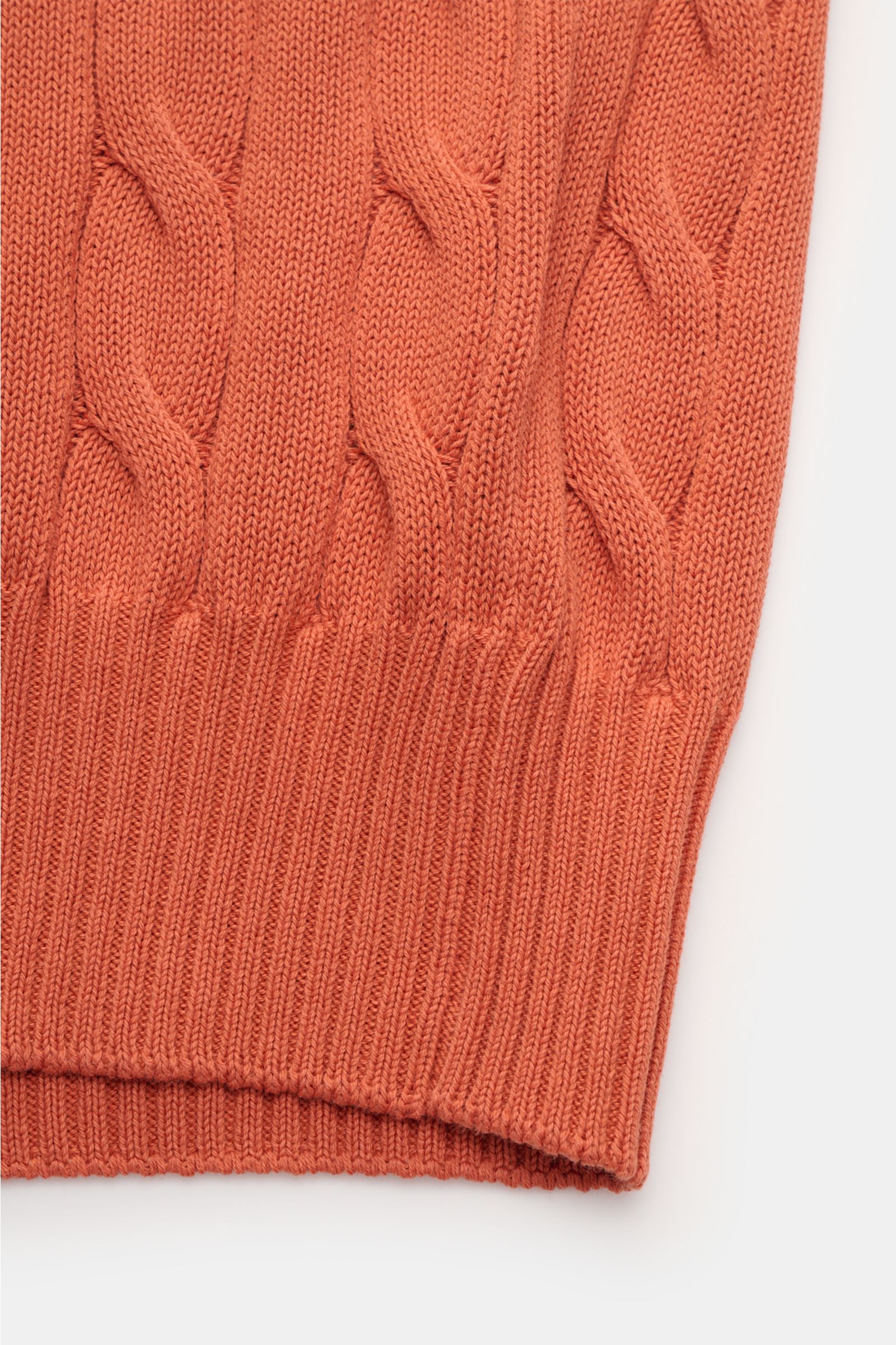 Gran Sasso Kurzarm-Strickpolo orange, Detailaufnahme des klassischen Zopfstrickmusters und flexibler Rippbündchen aus reiner Baumwolle.