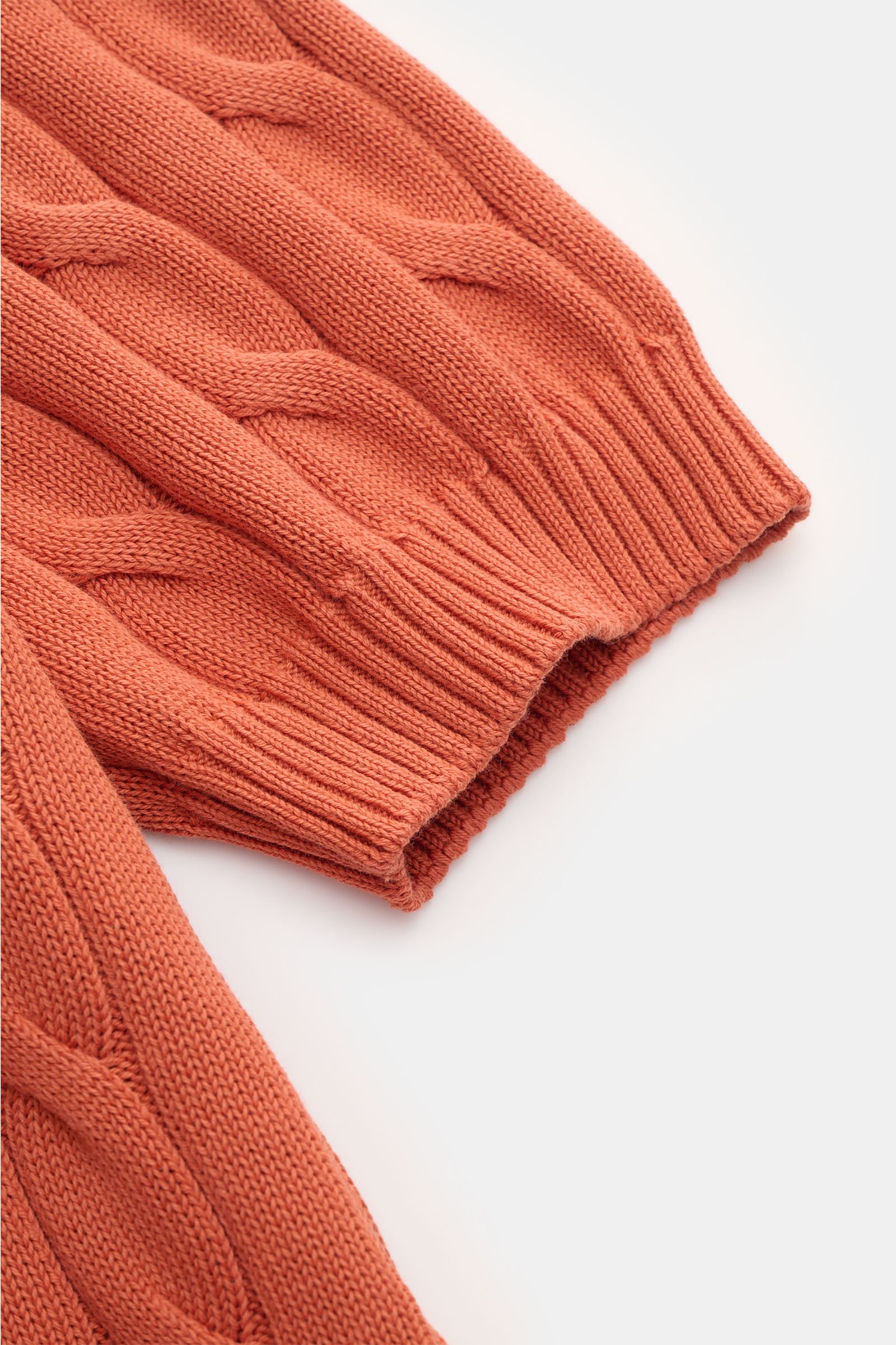 Nahaufnahme des Gran Sasso Kurzarm-Strickpolo orange, Slim Fit mit klassischem Zopfstrickmuster, flexible Rippbündchen, reine Baumwolle.