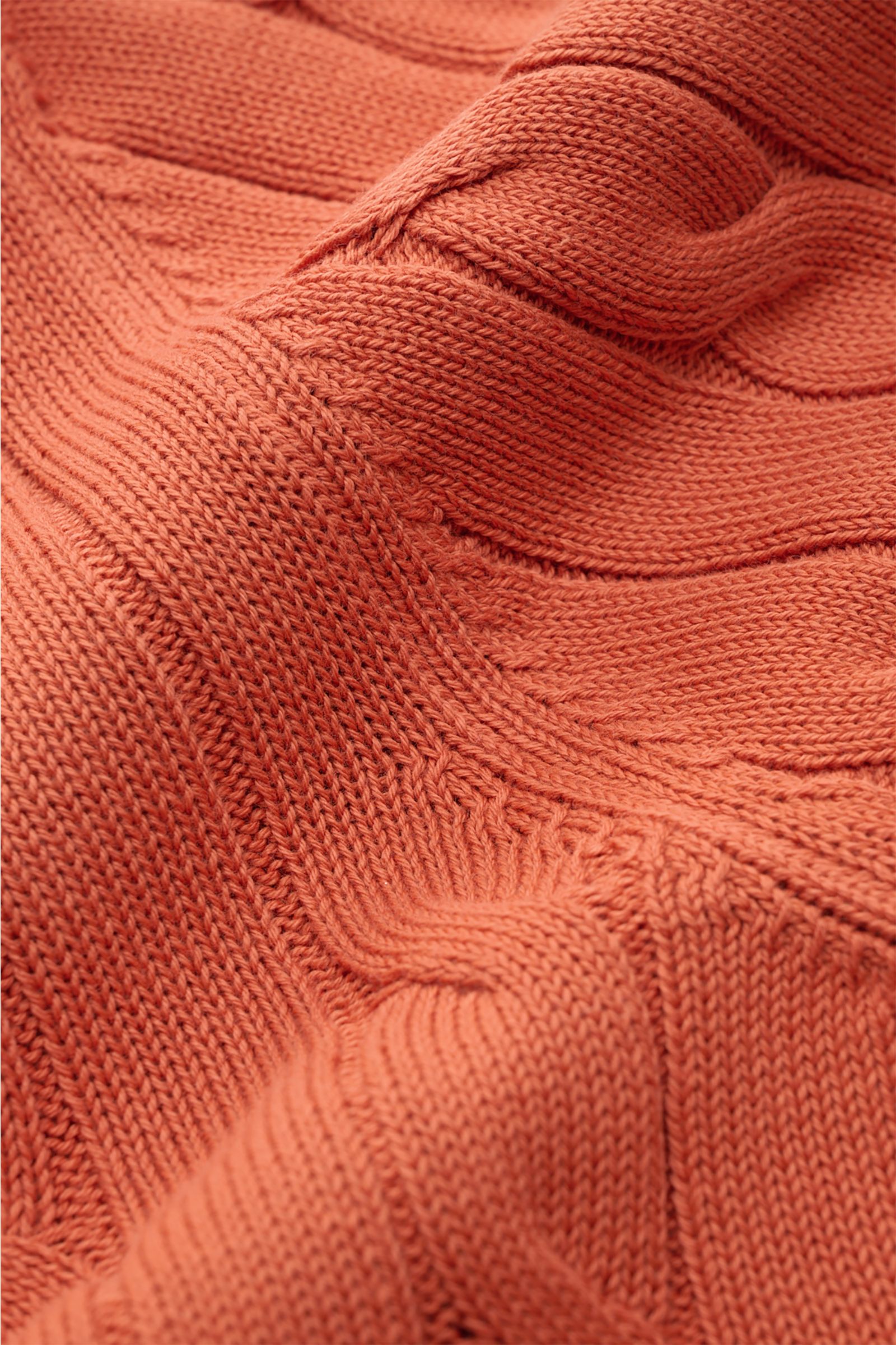 Gran Sasso Kurzarm-Strickpolo orange in Nahaufnahme, Detail des klassischen Zopfstrickmusters aus reiner Baumwolle, weicher Griff, Slim Fit.