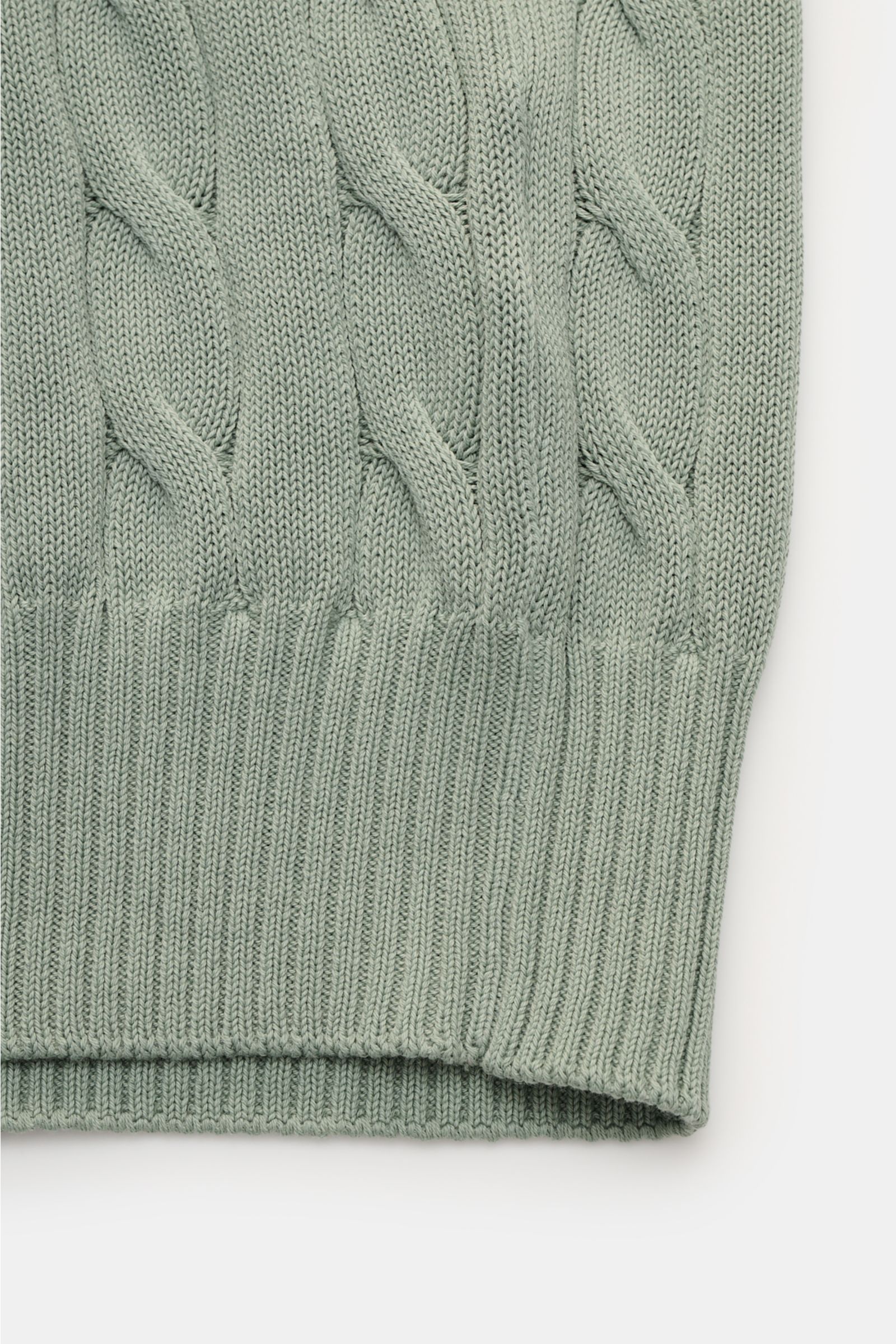 Gran Sasso Kurzarm-Strickpolo salbei close-up from the side shows mid-fine cotton knit with classic cable pattern and ribbed cuff, ideal for warm days. Ideal für warme Tage: Das Kurzarm-Strickpolo von GRAN SASSO in exklusiver Fertigung für BRAUN HAMBUR