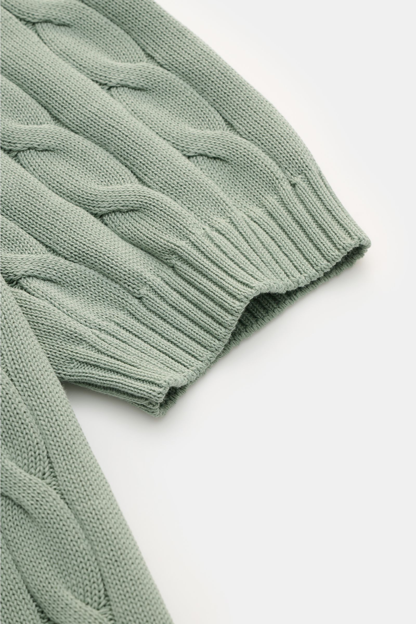 Gran Sasso Kurzarm-Strickpolo salbei shown from a close-up top view, highlighting the soft cotton fabric, classic cable knit pattern, slim fit, ribbed cuffs, and polo collar. Ideal für warme Tage: Das Kurzarm-Strickpolo von GRAN SASSO in exklusiver Fertig