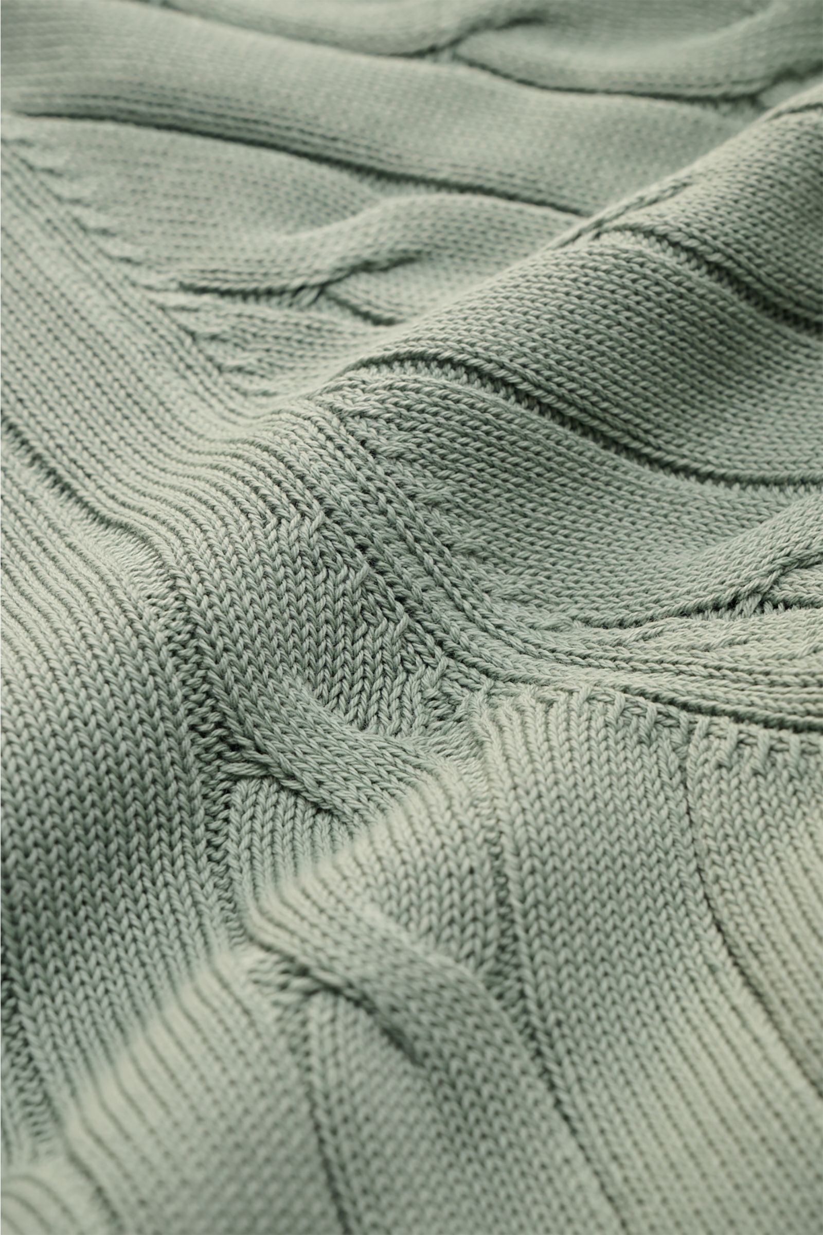 Close-up front view of the Gran Sasso Kurzarm-Strickpolo salbei showcasing its slim fit, classic cable knit, and soft cotton texture.