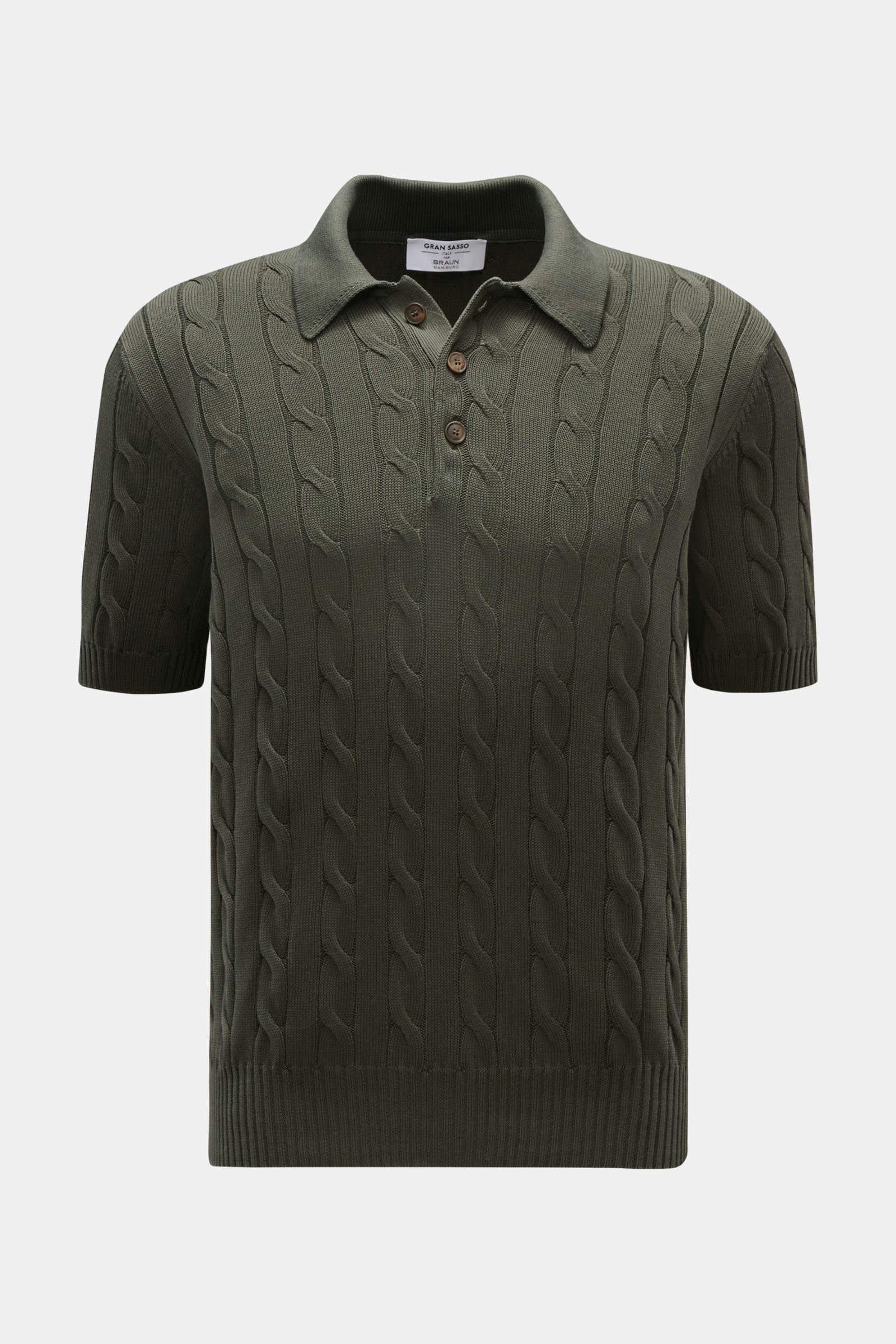 Front view of a Gran Sasso Kurzarm-Strickpolo dunkelgrün, a short-sleeve knit polo in dark green with cable knit pattern, slim fit, classic collar, and ribbed cuffs. 

Description: Ideal für warme Tage: Das Kurzarm-Strickpolo von GRAN SASSO in exklusiv