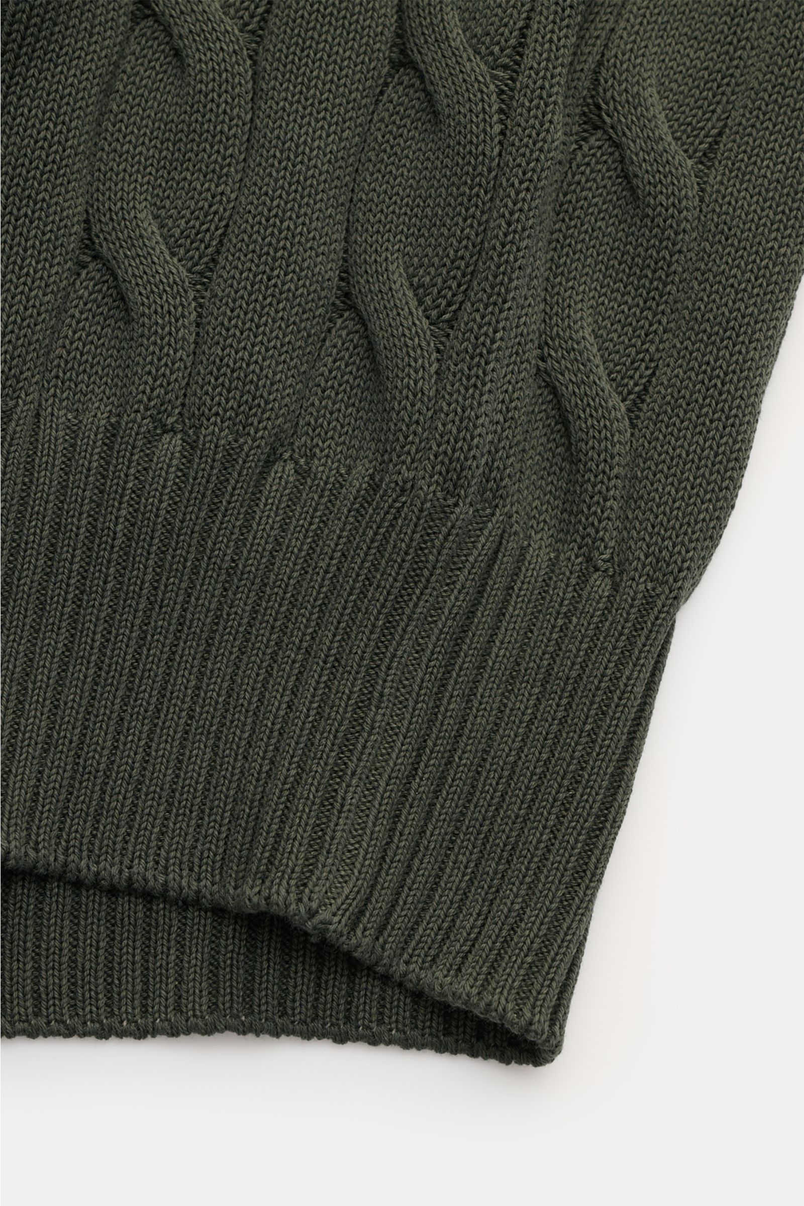 Gran Sasso Kurzarm-Strickpolo dunkelgrün shown in close-up detail from the side, highlighting the classic cable knit pattern and ribbed hem.

Ideal für warme Tage: Das Kurzarm-Strickpolo von GRAN SASSO in exklusiver Fertigung für BRAUN HAMBURG überzeugt m