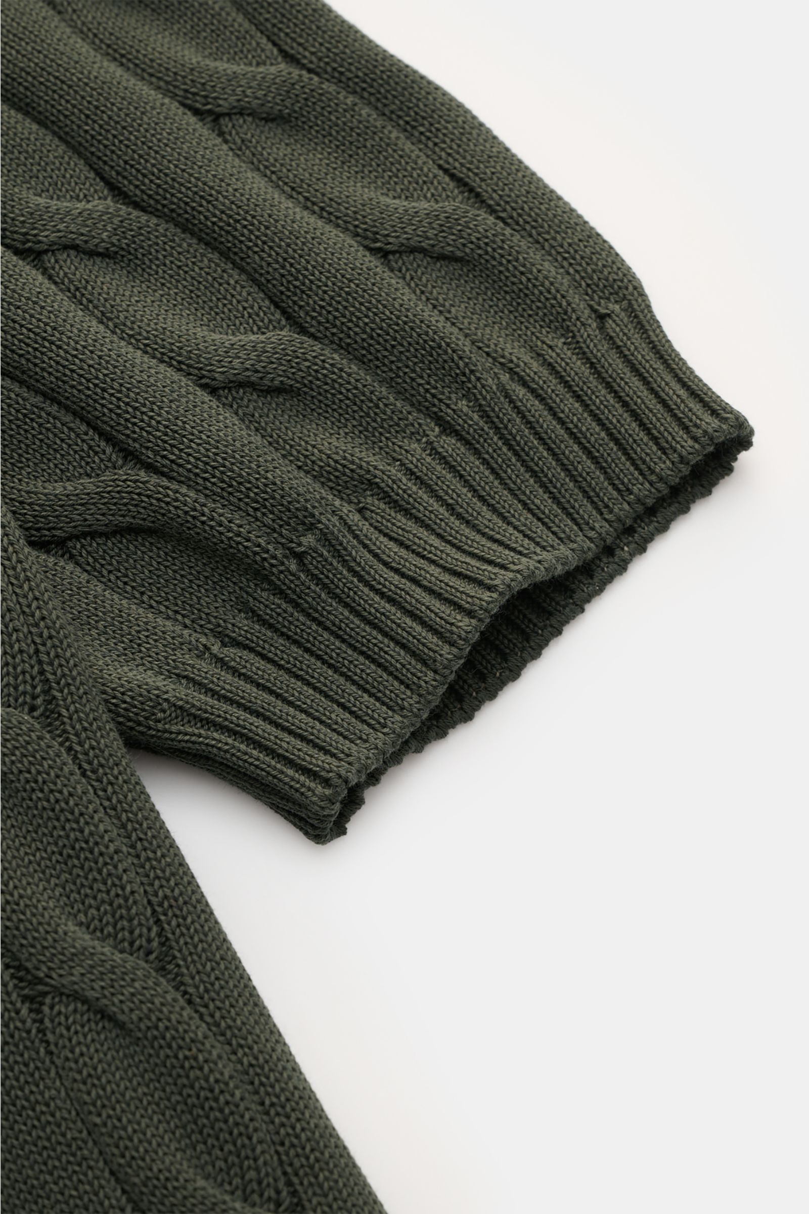 Close-up angled view of Gran Sasso Kurzarm-Strickpolo dunkelgrün showing cable knit pattern and ribbed cuff, pure cotton.

Description: Ideal für warme Tage: Das Kurzarm-Strickpolo von GRAN SASSO in exklusiver Fertigung für BRAUN HAMBURG überzeugt mit ang