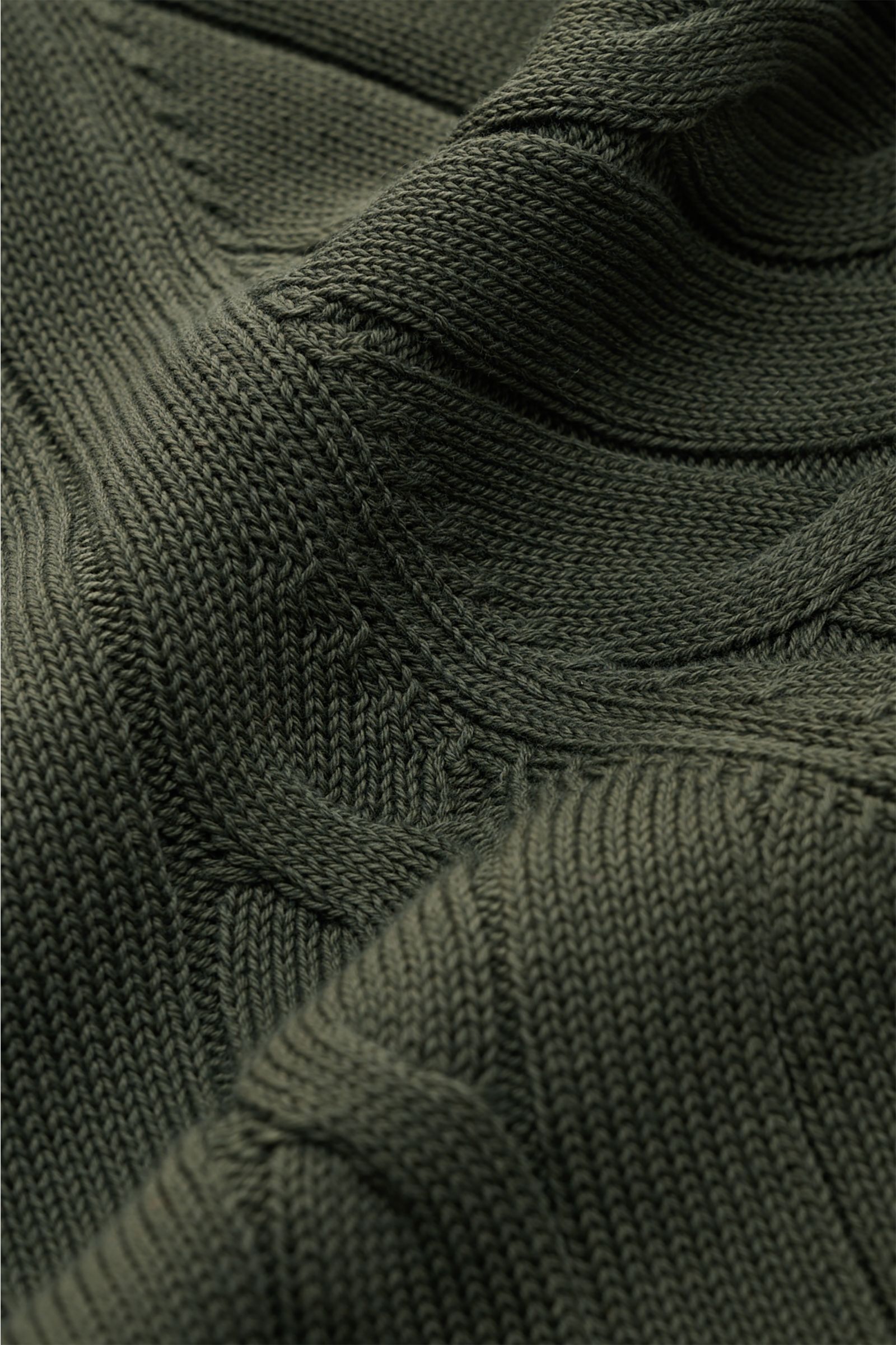 Gran Sasso Kurzarm-Strickpolo dunkelgrün close-up from above showing classic cable knit pattern, soft cotton, slim fit. Ideal für warme Tage: Das Kurzarm-Strickpolo von GRAN SASSO in exklusiver Fertigung für BRAUN HAMBURG überzeugt mit angenehmer Baumw