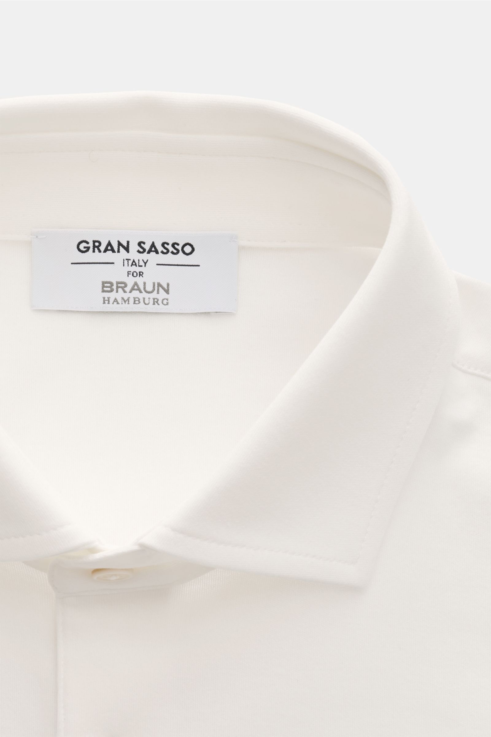 Gran Sasso Jersey-Poloshirt offwhite, Slim Fit, reine Baumwolle, weicher Griff, klassischer Polokragen, Nahaufnahme von oben auf Kragen und Label.