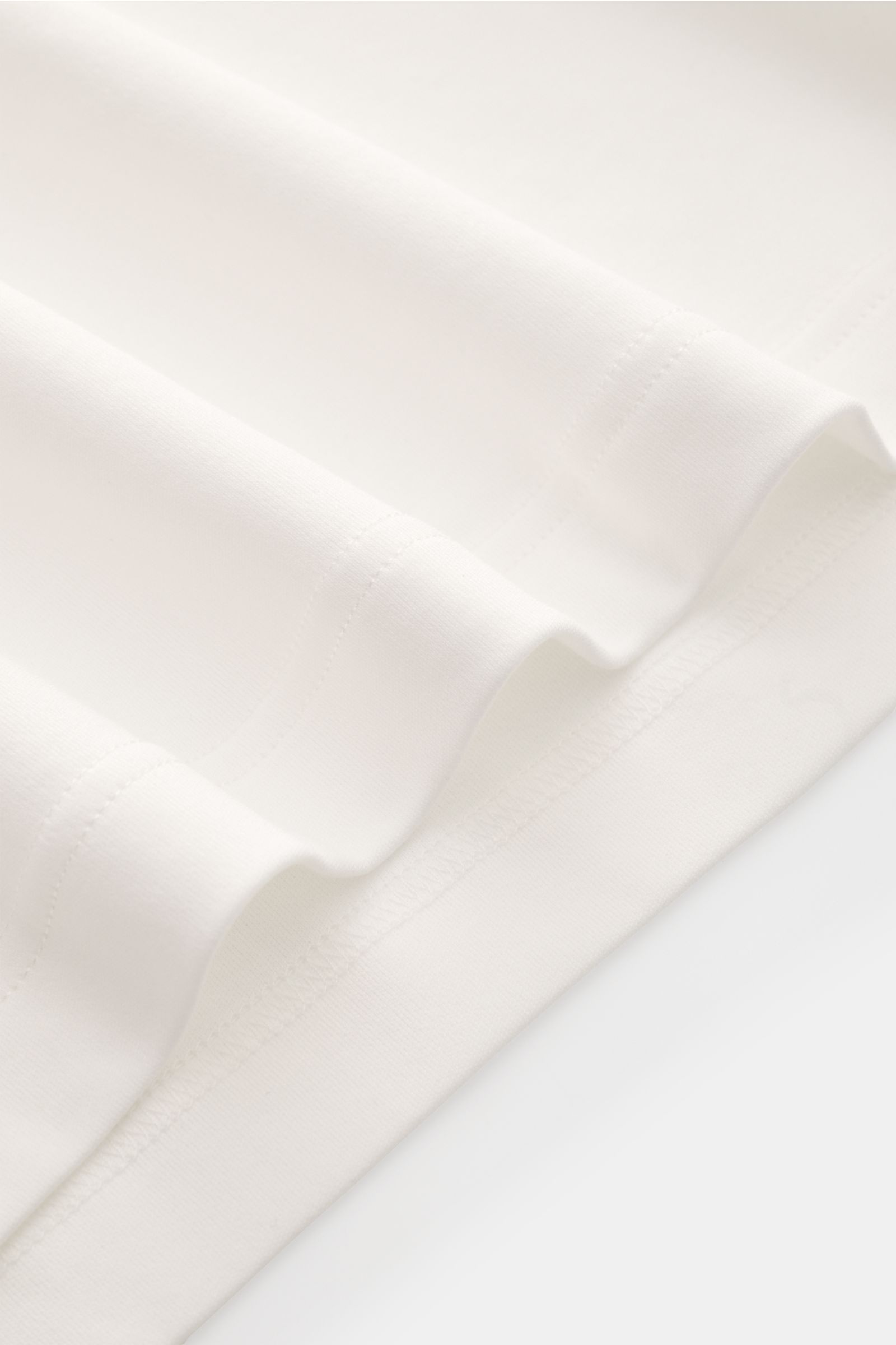 Gran Sasso Jersey-Poloshirt offwhite aus reiner Baumwolle in Slim Fit, weicher Griff, klassische Polokragen, Nahaufnahme des Stoffes und Saum.