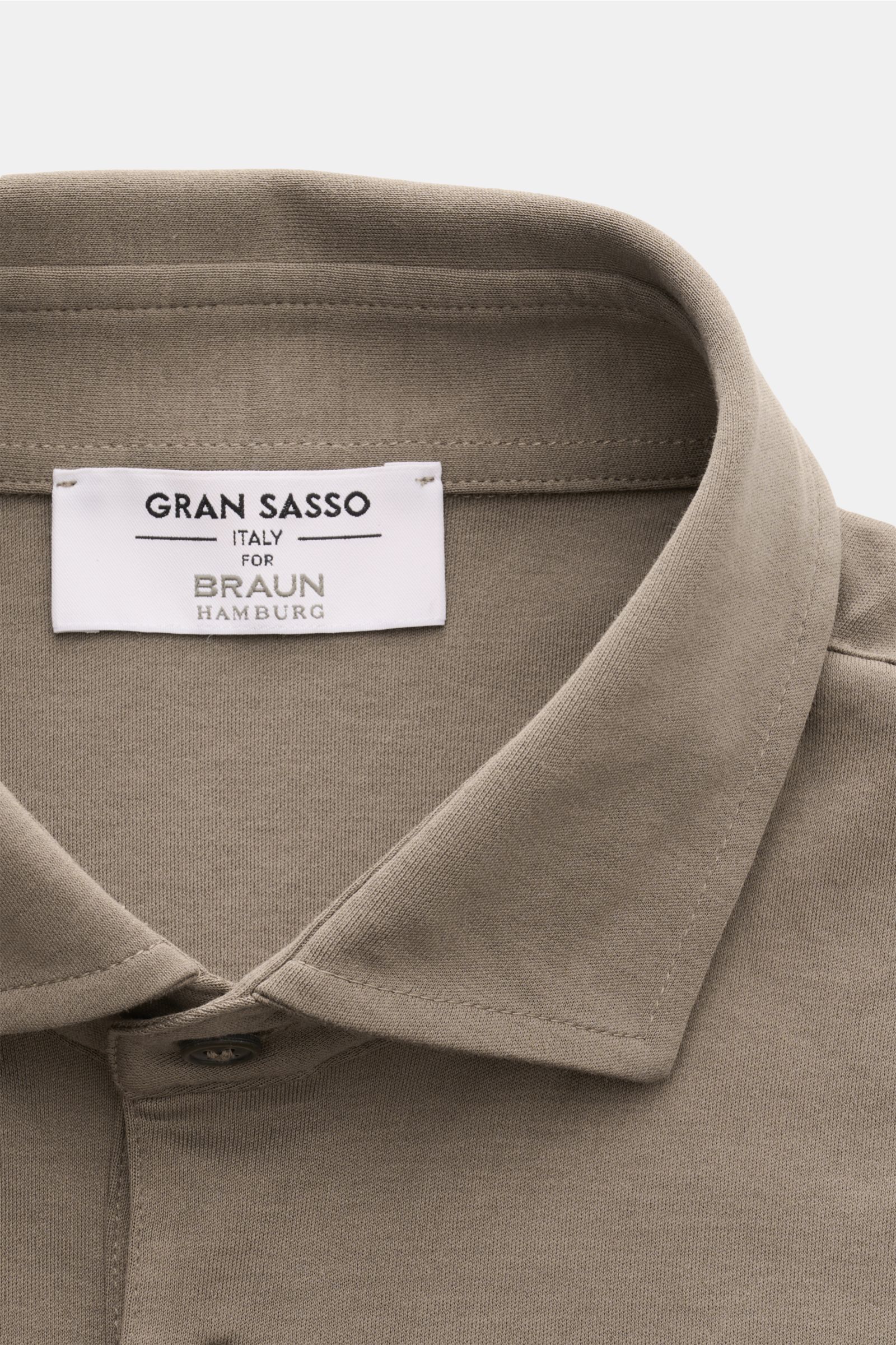 Nahaufnahme des Gran Sasso Jersey-Poloshirts oliv mit klassischem Polokragen, Slim Fit und weichem Griff aus reiner Baumwolle.