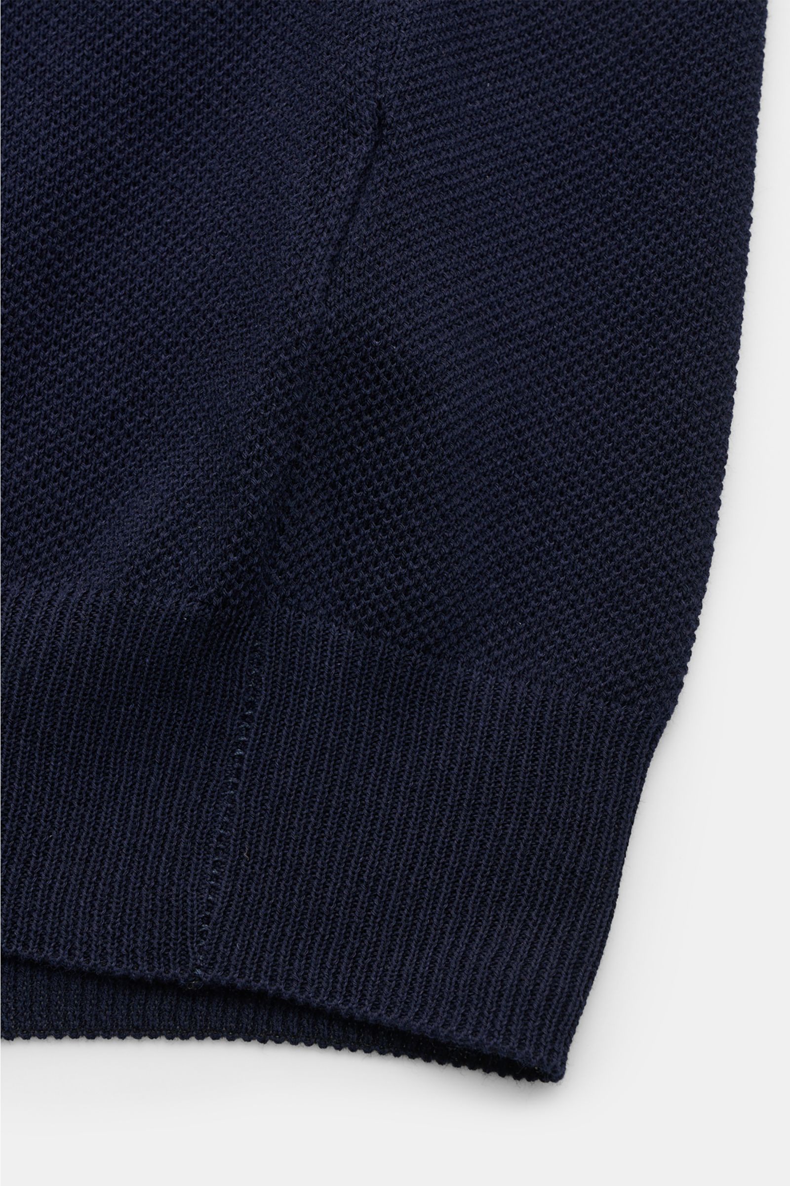 Close-up view of the navy sleeve cuff of the Gran Sasso Polo shirt navy, highlighting its elasticated ribbed bands and textured pure piqué cotton fabric.

Description: Summer sophistication in its purest form: This short sleeve polo shirt in pure cotto