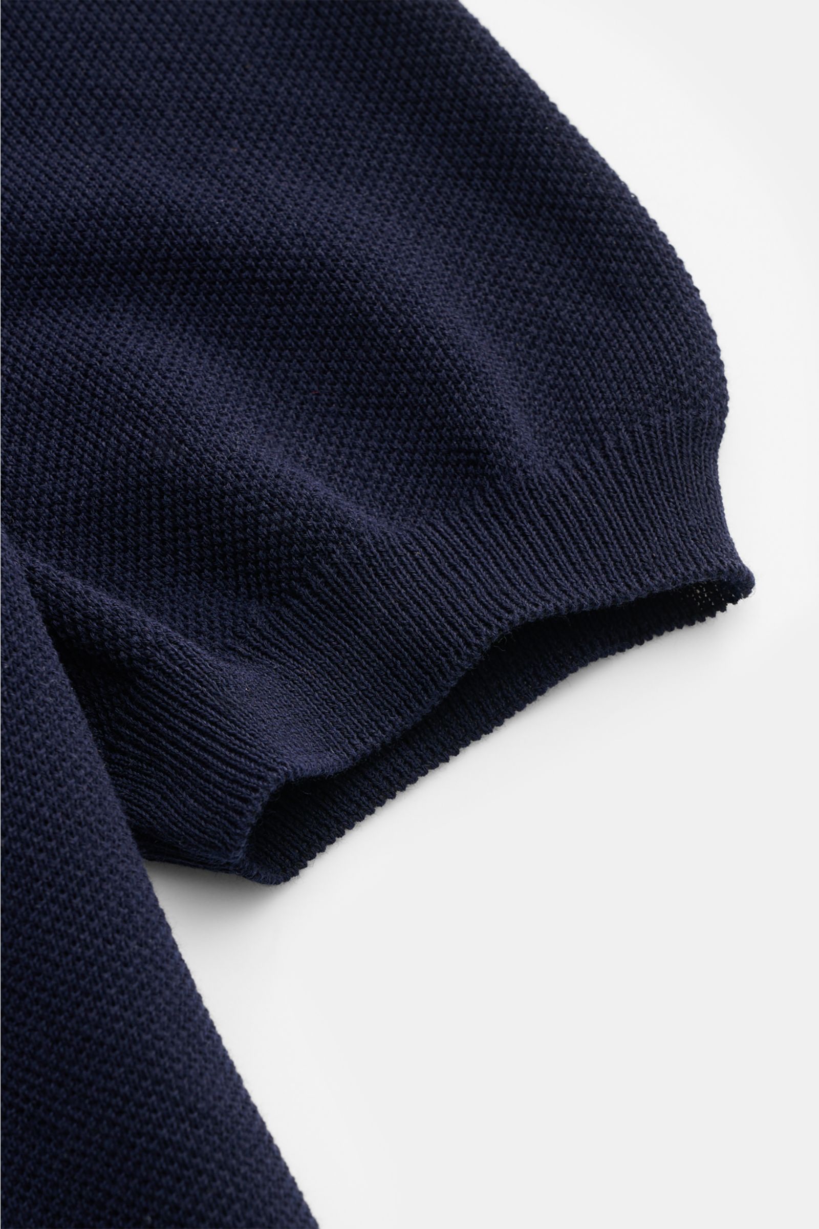 Close-up side view of the sleeve cuff of the Gran Sasso Polo shirt navy, showcasing pure piqué cotton fabric and elasticated ribbed bands.

Description: Summer sophistication in its purest form: This short sleeve polo shirt in pure cotton piqué by GRAN