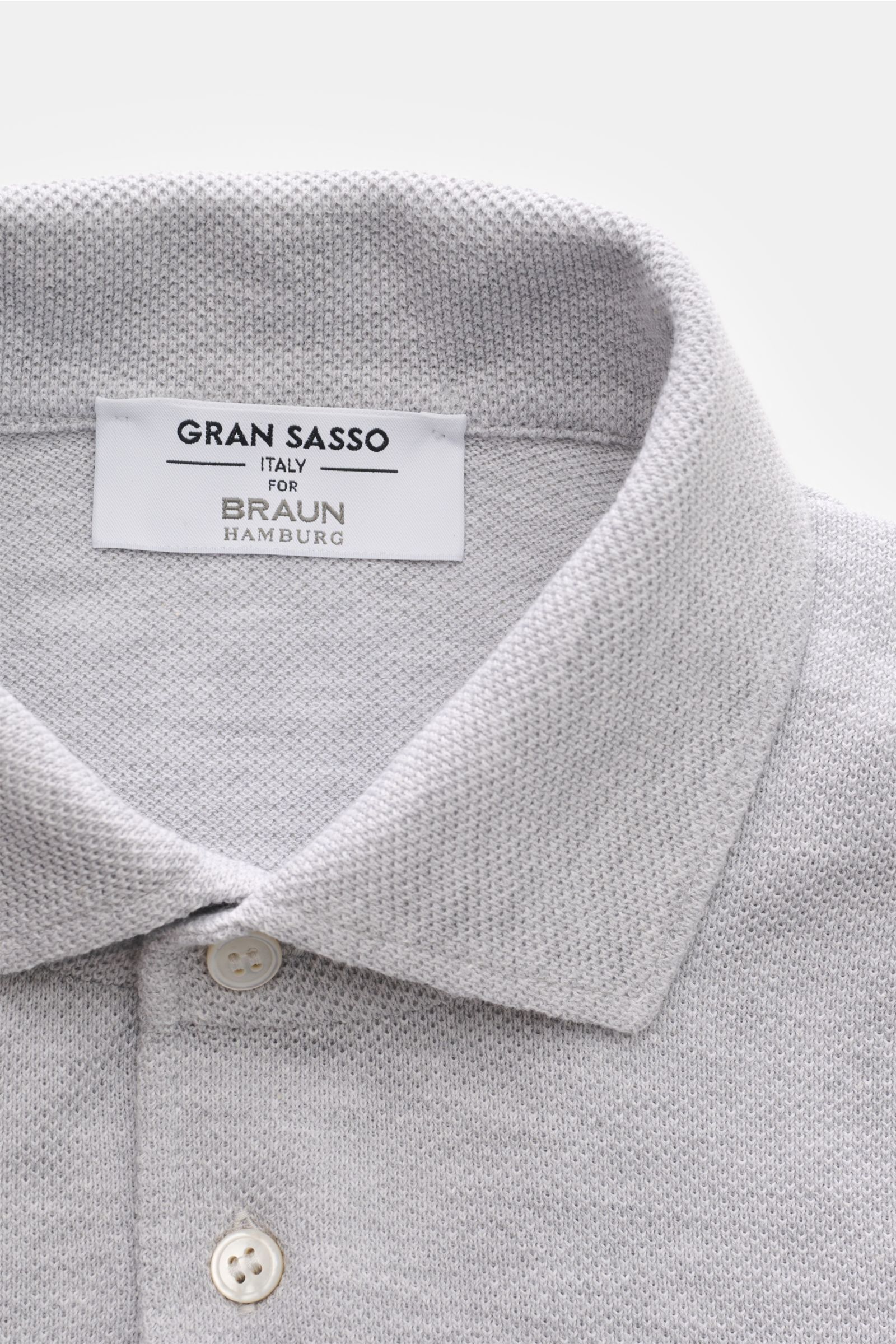 Gran Sasso Poloshirt grau meliert in Slim Fit, aus reiner Baumwolle Piqué, Nahaufnahme von Kragen und Drei-Knopf-Leiste, atmungsaktiv.