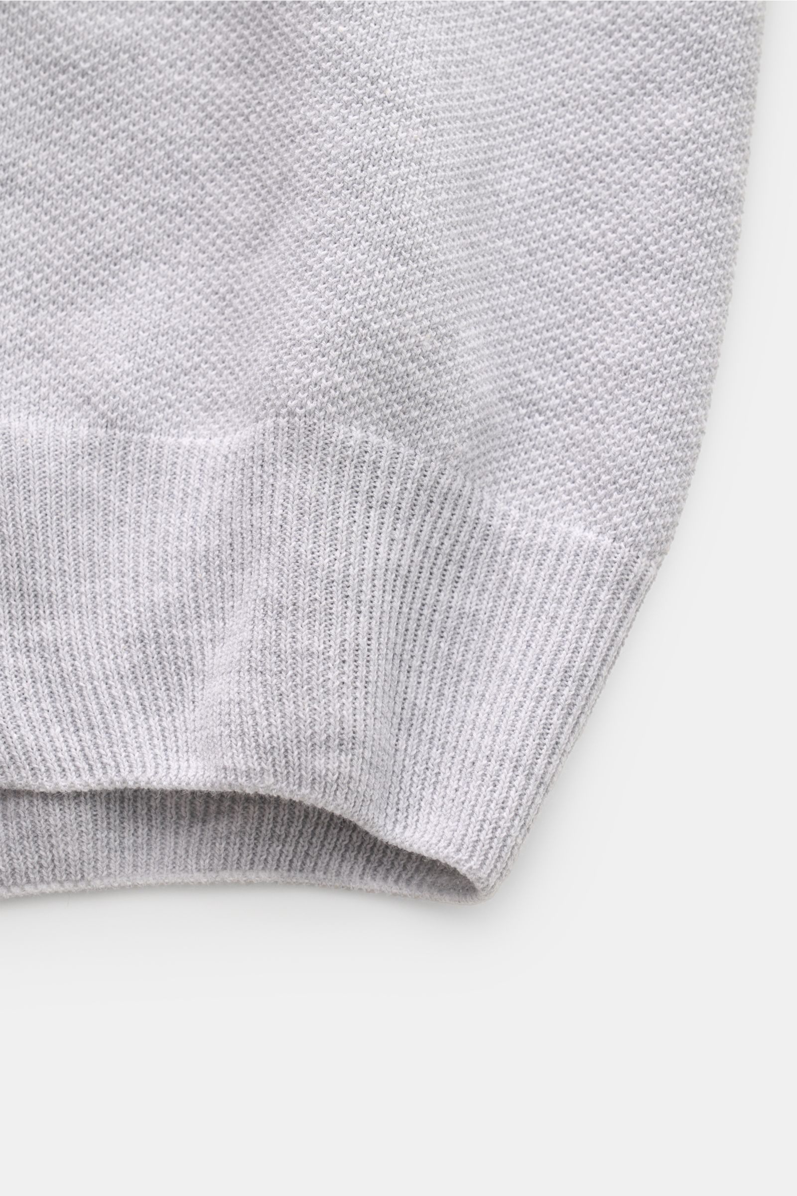 Gran Sasso Poloshirt grau meliert aus reiner Baumwoll-Piqué, Slim Fit, mit elastischen Rippbündchen, Drei-Knopf-Leiste, Detailaufnahme des strukturierten Stoffs.