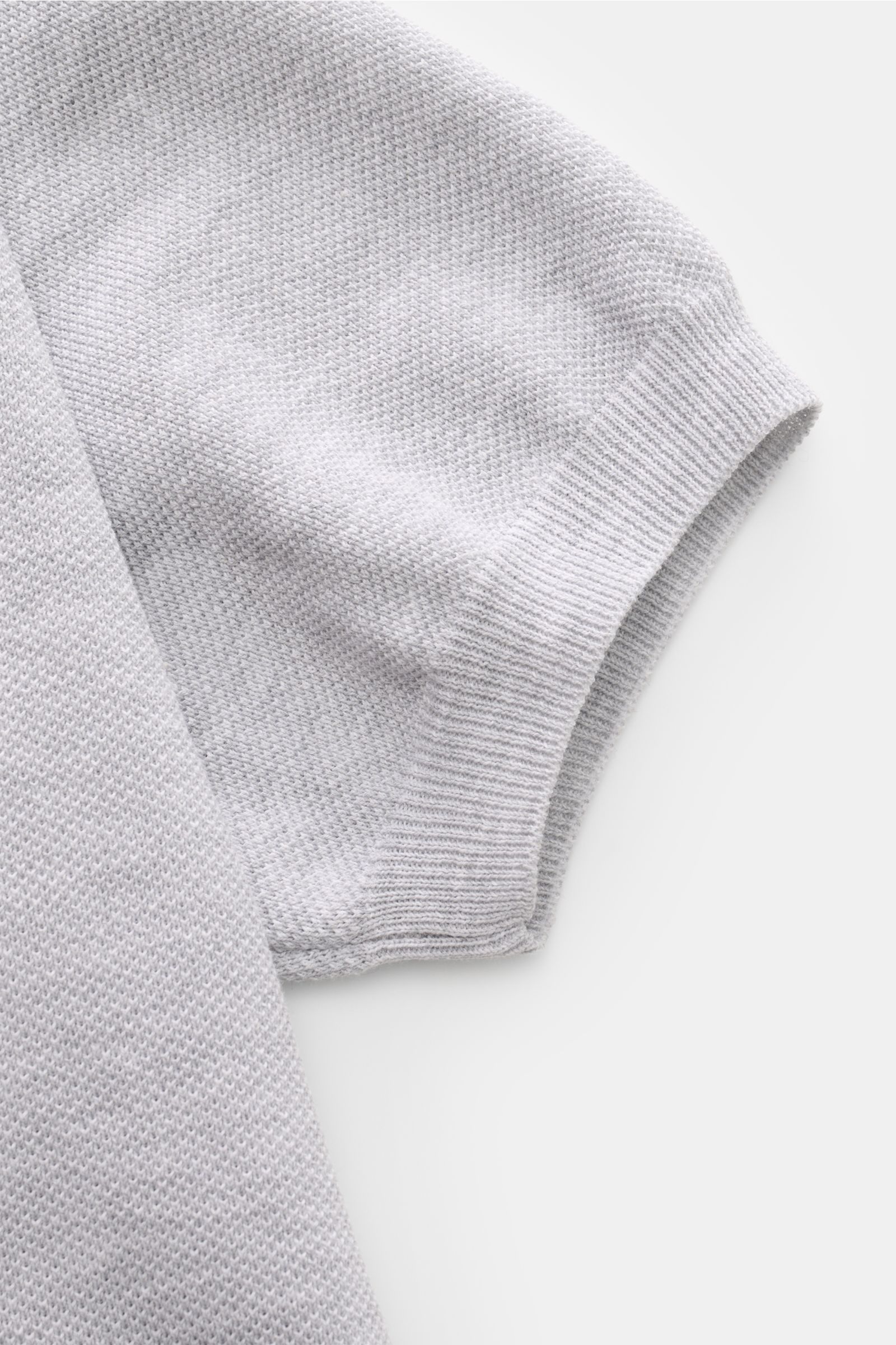 Nahaufnahme des kurzärmligen Gran Sasso Poloshirts grau meliert von oben, das aus atmungsaktivem Baumwoll-Piqué mit elastischem Rippbündchen und Slim Fit gefertigt ist.