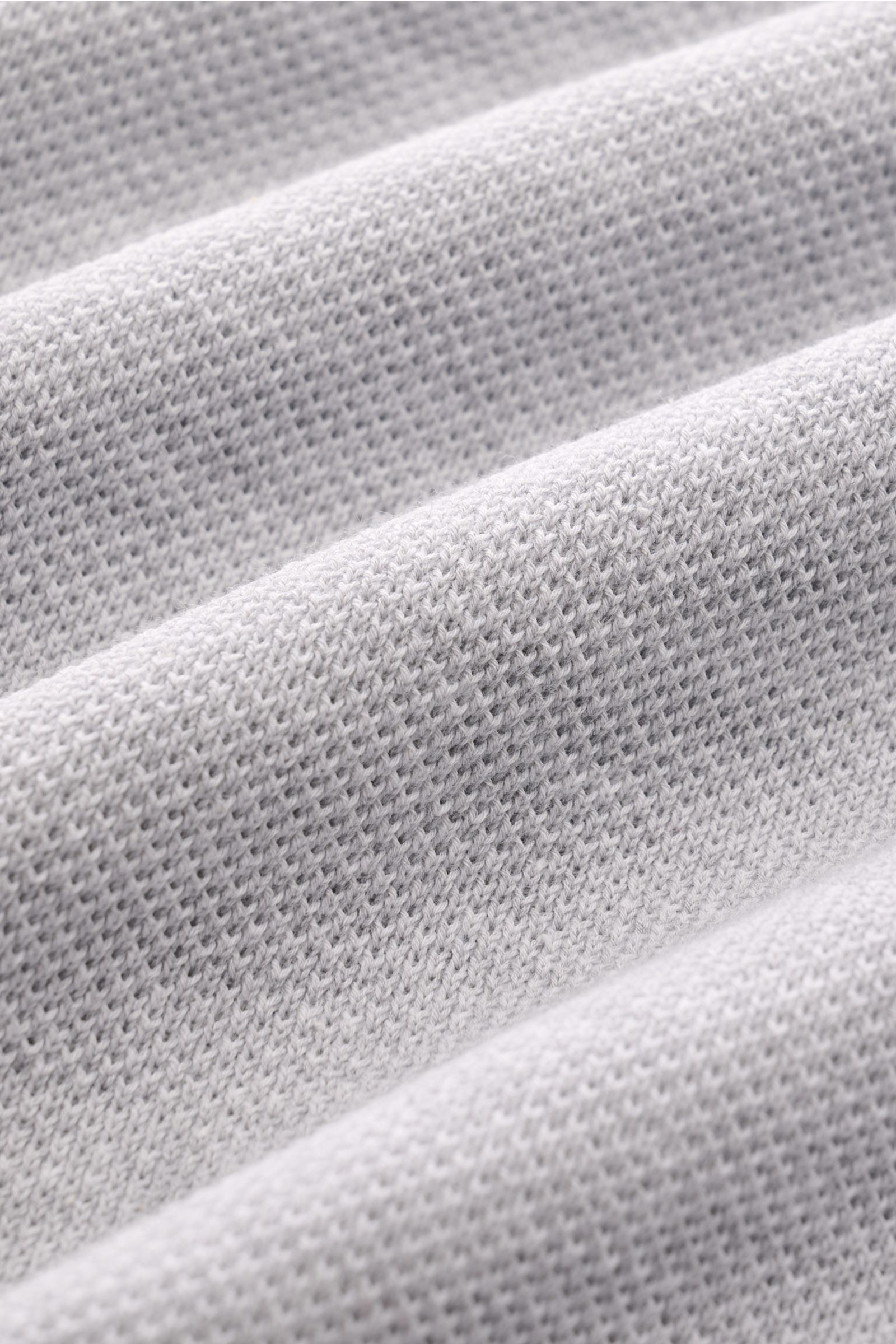 Gran Sasso Poloshirt grau meliert, Nahaufnahme der fein strukturierten Baumwoll-Piqué-Oberfläche in Slim Fit, seitliche Perspektive.