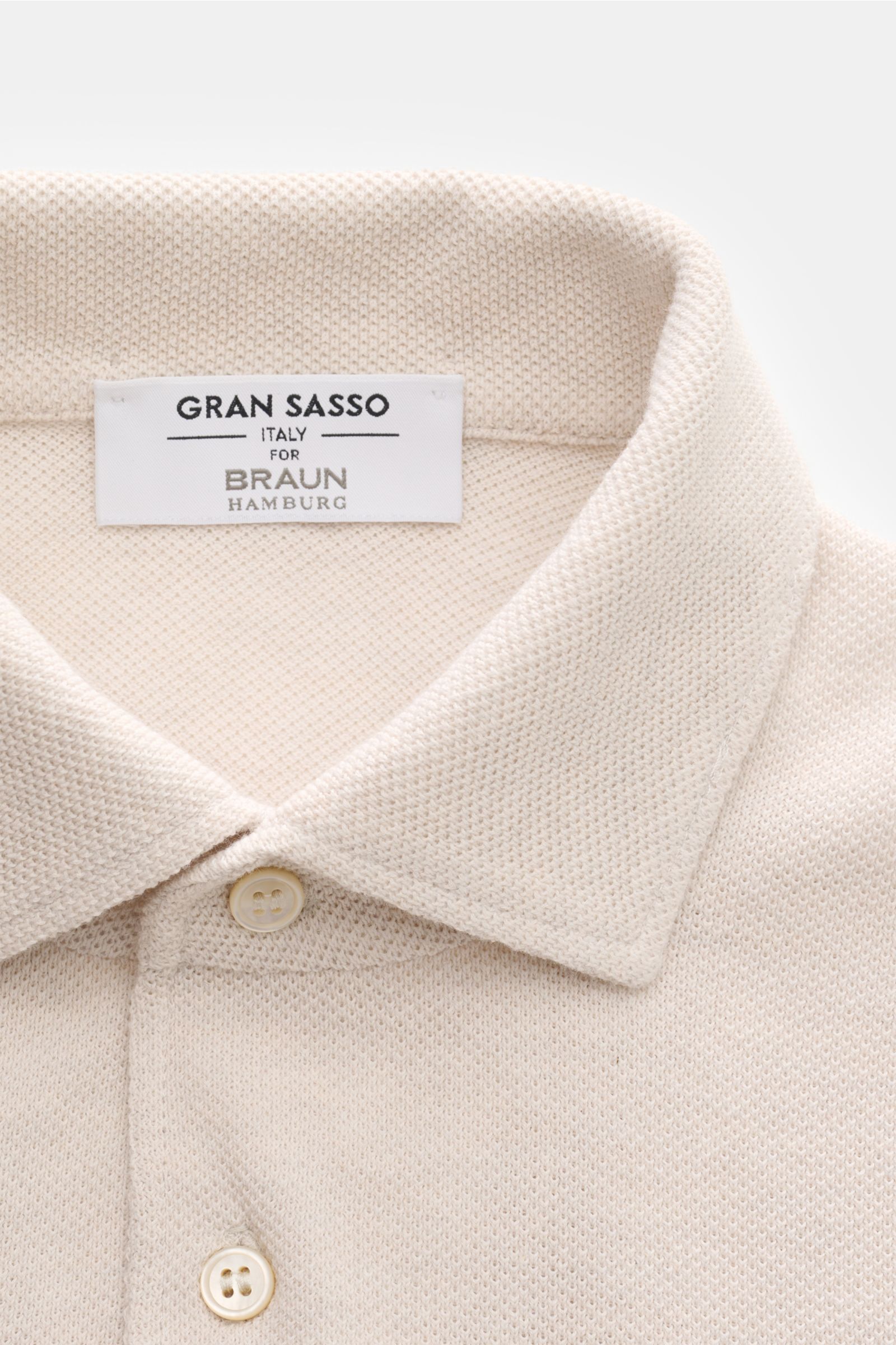 Gran Sasso Poloshirt sand meliert, Nahaufnahme von Kragen, Drei-Knopf-Leiste, Piqué-Baumwolle, atmungsaktiv, Slim Fit, elastische Rippbündchen.