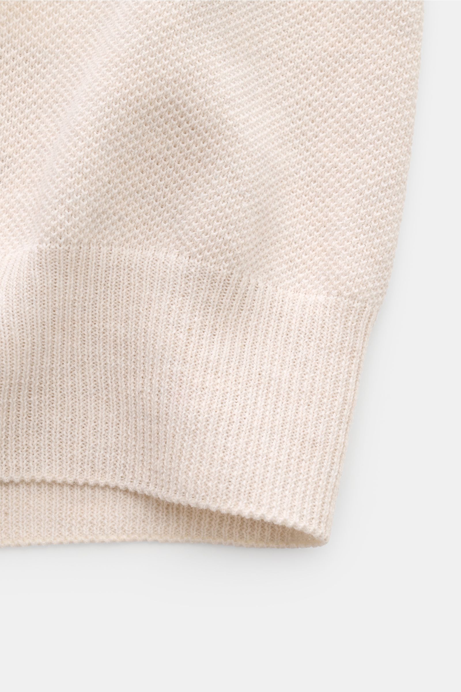 Gran Sasso Poloshirt sand meliert in Slim Fit, aus reiner Baumwolle Piqué, Nahaufnahme der elastischen Rippbündchen und Struktur, seitliche Ansicht.