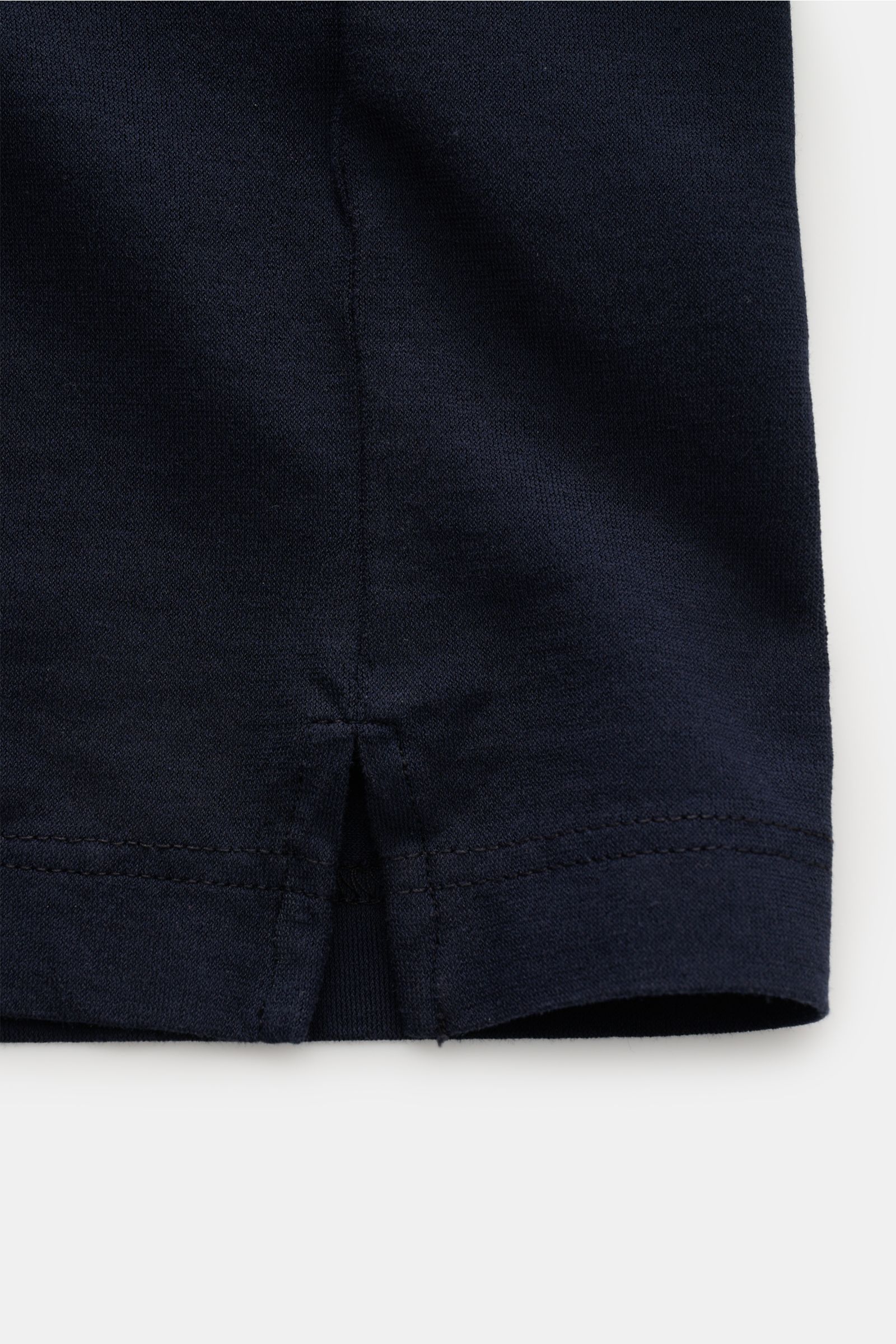 Close-up from the side of the hem with side vents on the navy BRAUN Hamburg Jersey polo shirt made of pure cotton jersey.

Additional description:
Sporty style for the new season: BRAUN HAMBURG has processed pure cotton into fine jersey to make this po