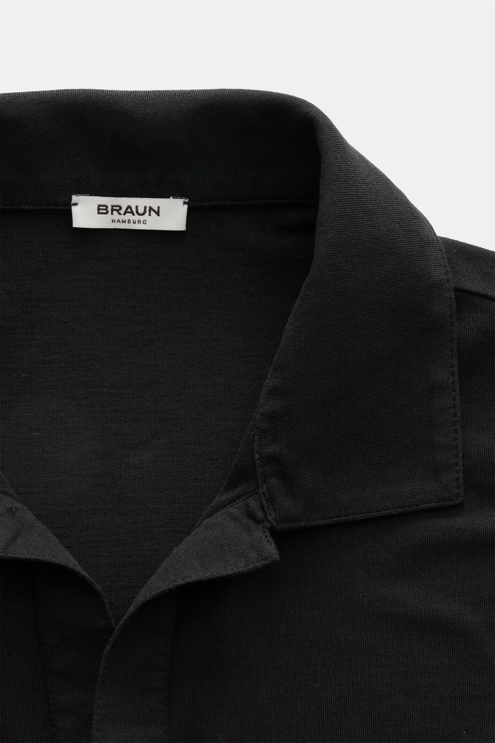 Close-up front view of the BRAUN Hamburg Jersey polo shirt black collar, made of cotton jersey with slim fit and open collar strip.