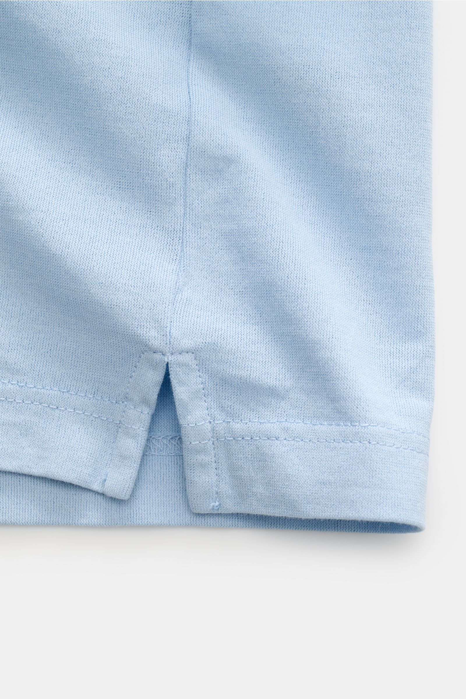 Close-up detail of the hem with side vents of the BRAUN Hamburg Jersey polo shirt light blue, showing fine pure cotton jersey from a front-side perspective.

Description: Sporty style for the new season: BRAUN HAMBURG has processed pure cotton into fin