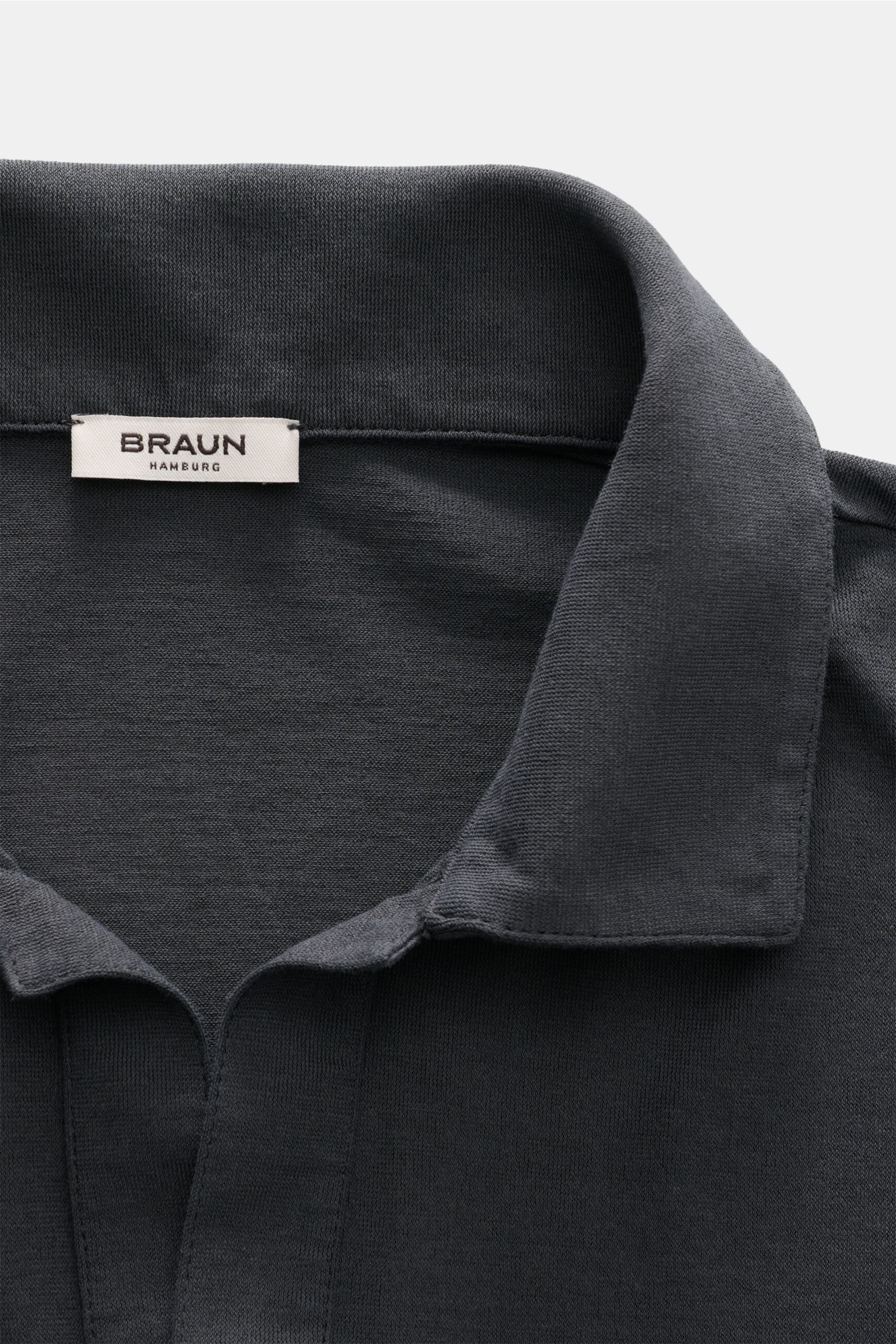 Close-up front view of the collar and label of the BRAUN Hamburg Jersey polo shirt dark grey, made of pure cotton jersey with a slim fit and open collar placket. Sporty style for the new season: BRAUN HAMBURG has processed pure cotton into fine jersey to 