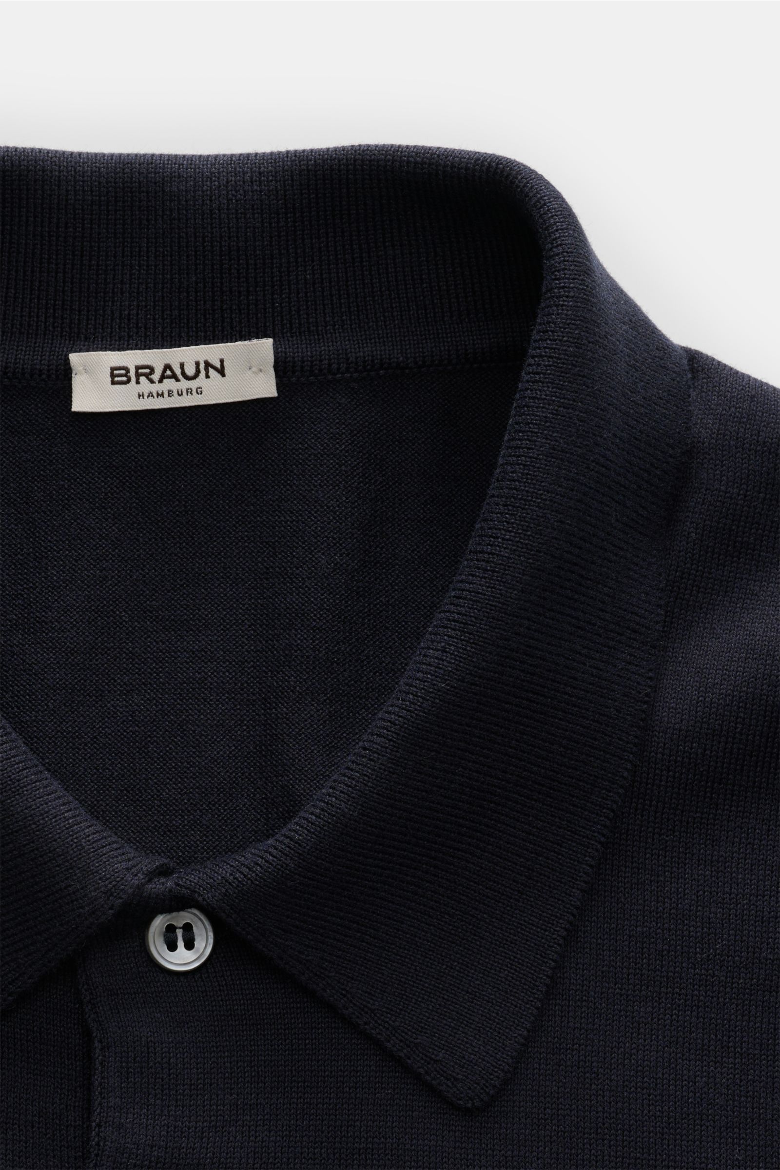 BRAUN Hamburg Kurzarm-Strickpolo dark navy, Detailansicht von oben, feiner Baumwoll-Strick, weicher Griff, Polokragen, glatte Drei-Knopf-Leiste, Slim Fit.