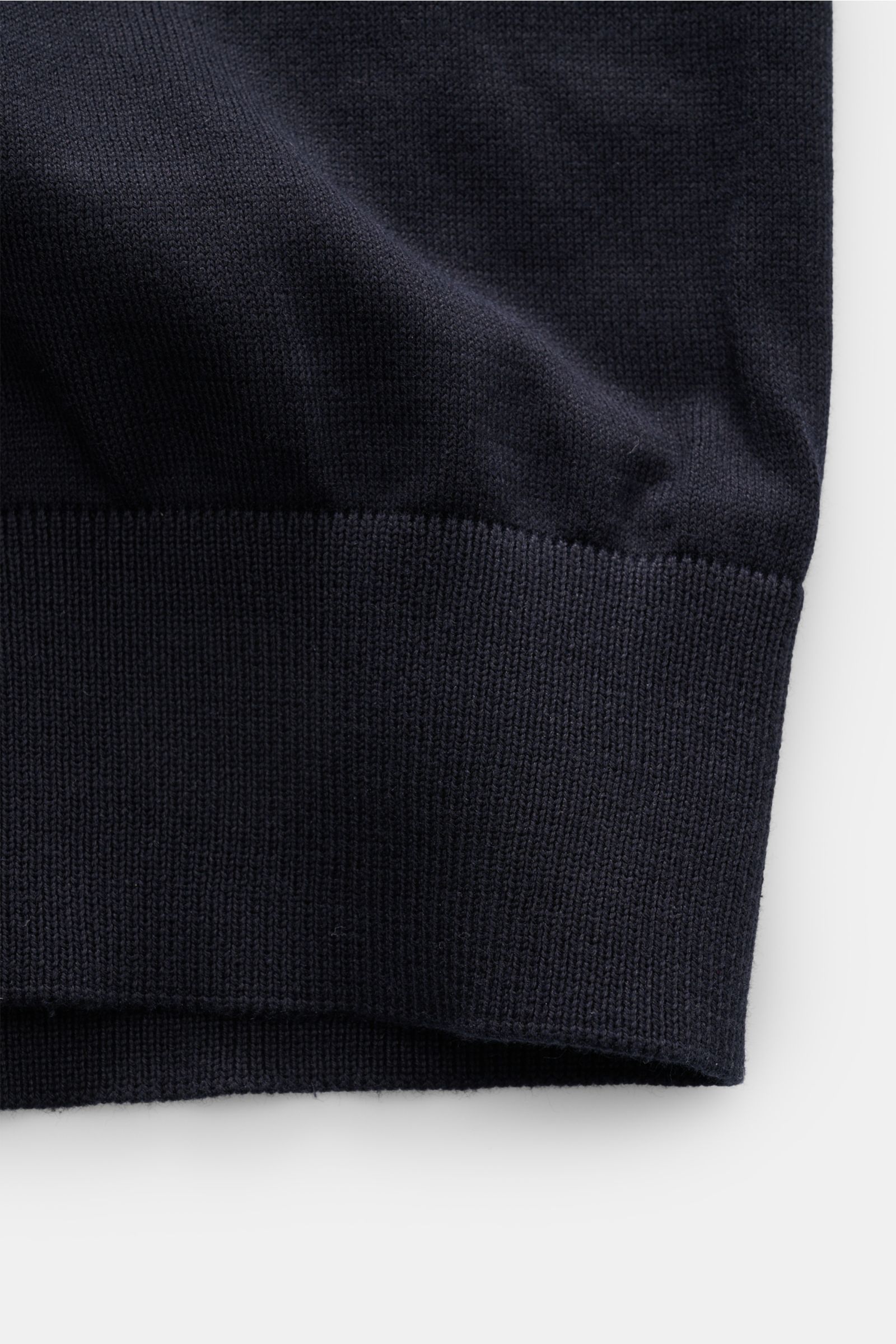 Nahaufnahme des komfortablen Rippbündchens am Ärmel des BRAUN Hamburg Kurzarm-Strickpolo dark navy aus feinem Baumwoll-Feinstrick.