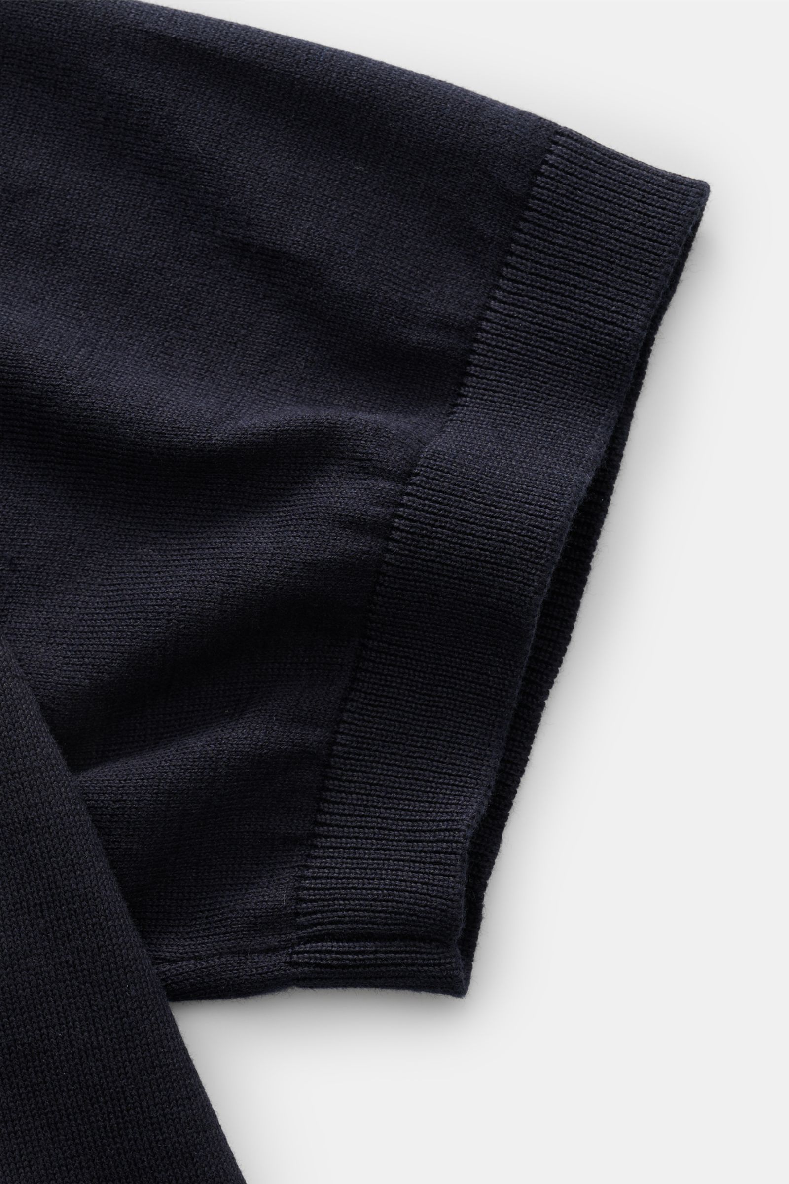 Nahaufnahme des Ärmels vom BRAUN Hamburg Kurzarm-Strickpolo dark navy aus feinem Baumwoll-Feinstrick mit weichem Griff und Rippbündchen.